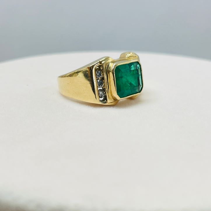 טבעת אמרלד טבעית מרכזית 2.50 קראט ויהלומים טבעיים 0.30 קראט צבע F ניקיון VS זהב 14K לבן מק״ט 566