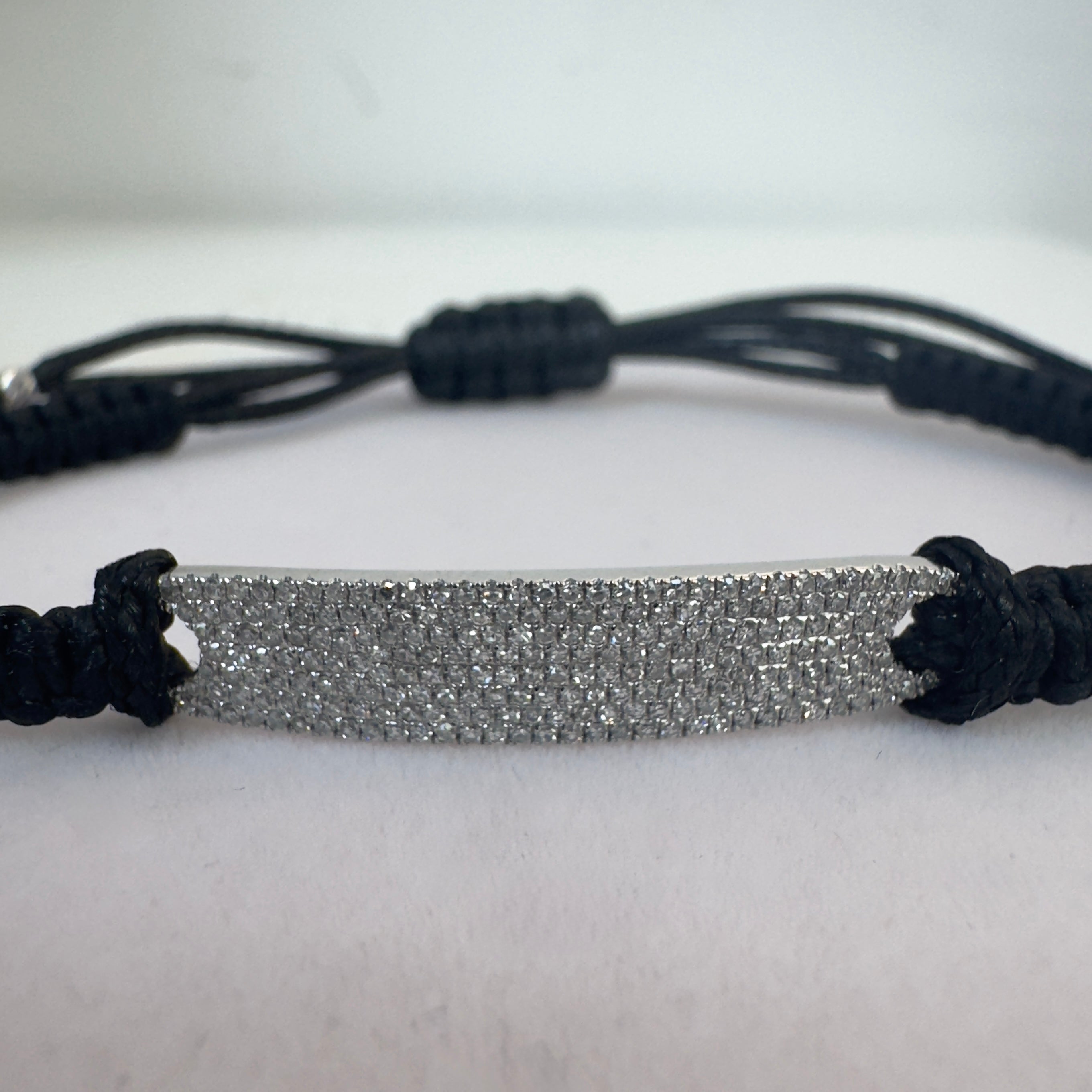 צמיד מקרמה עם פלטה מזהב לבן 14K משובצת יהלומים טבעיים 0.52 קראט צבע F נקיון VS מק"ט 369