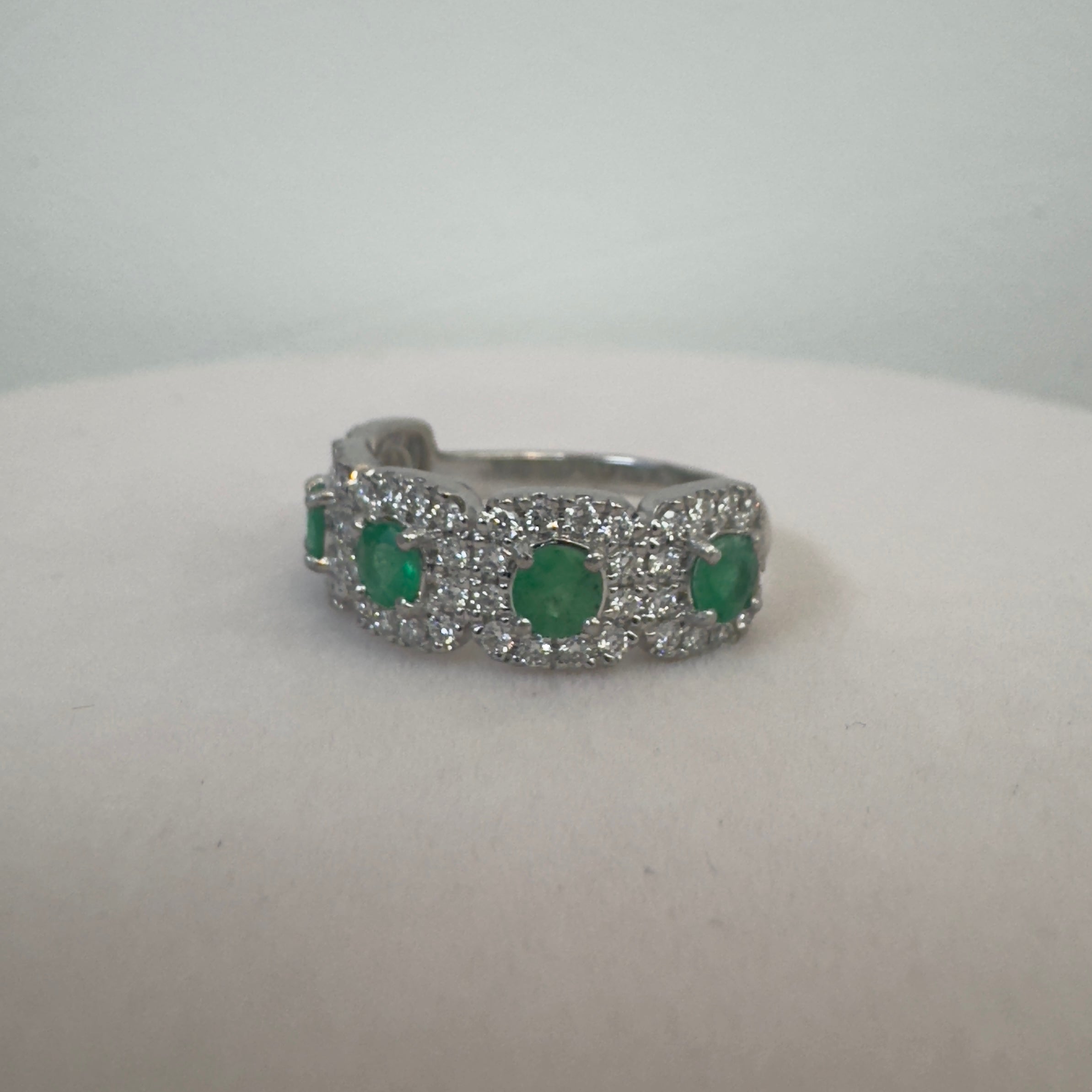 טבעת 5 אבני אמרלדים טבעיים 0.55 קראט עם שיבוץ היילו יהלומים טבעיים 0.60 קראט צבע F ניקיון VS זהב 18K לבן מק״ט 695