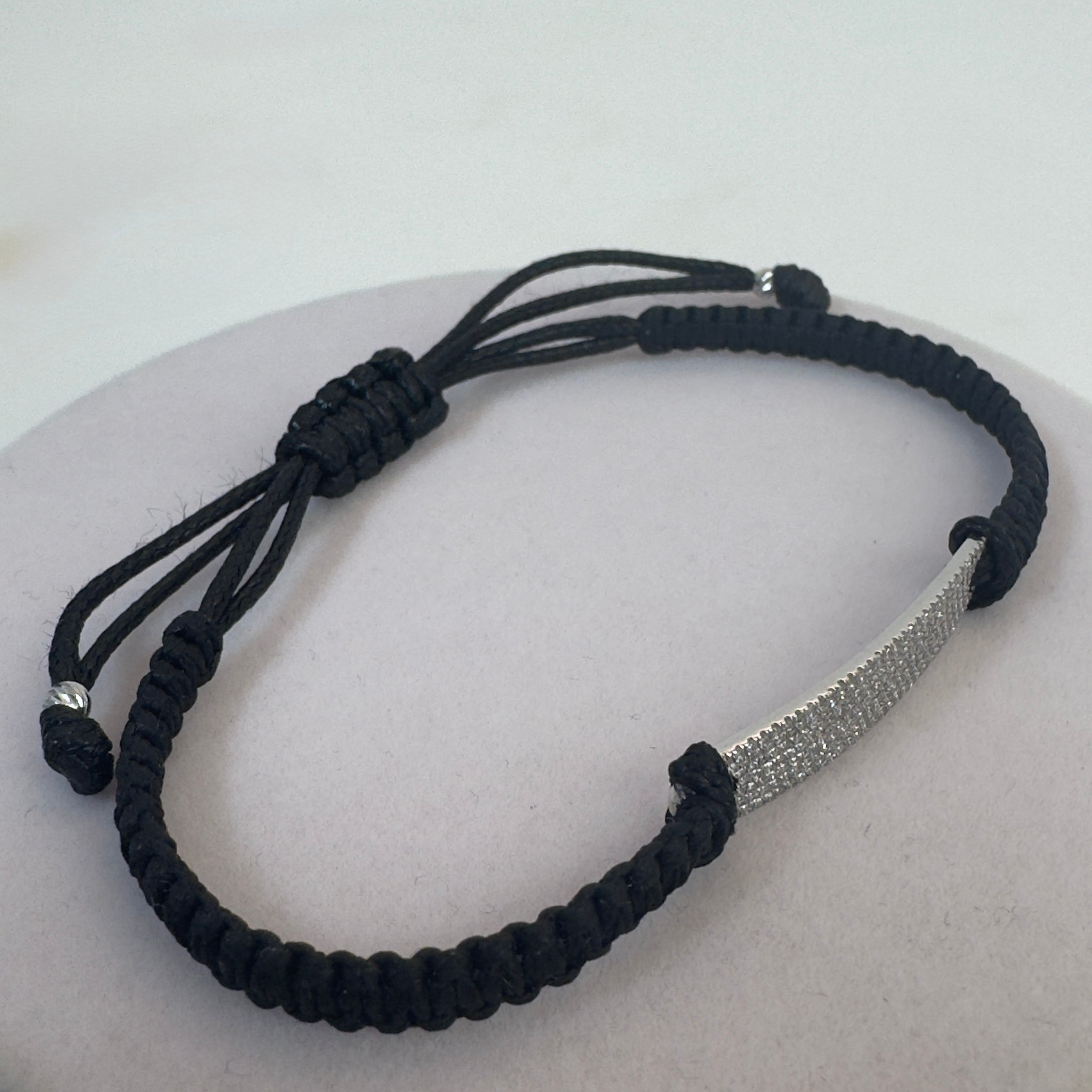 צמיד מקרמה עם פלטה מזהב לבן 14K משובצת יהלומים טבעיים 0.52 קראט צבע F נקיון VS מק"ט 369