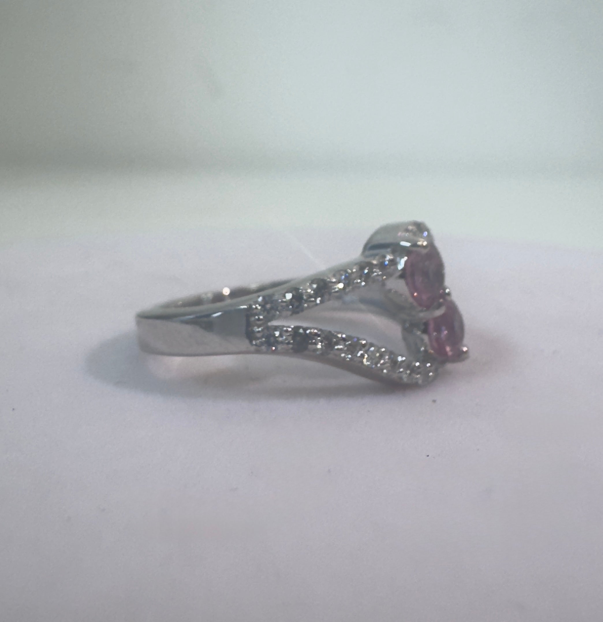 טבעת זהב 18K לבן משובצת אבני טורמלין ורודות טבעיות 0.50 קראט ו0.35 קראט יהלומים טבעיים צבע F ניקיון VS מק״ט 788