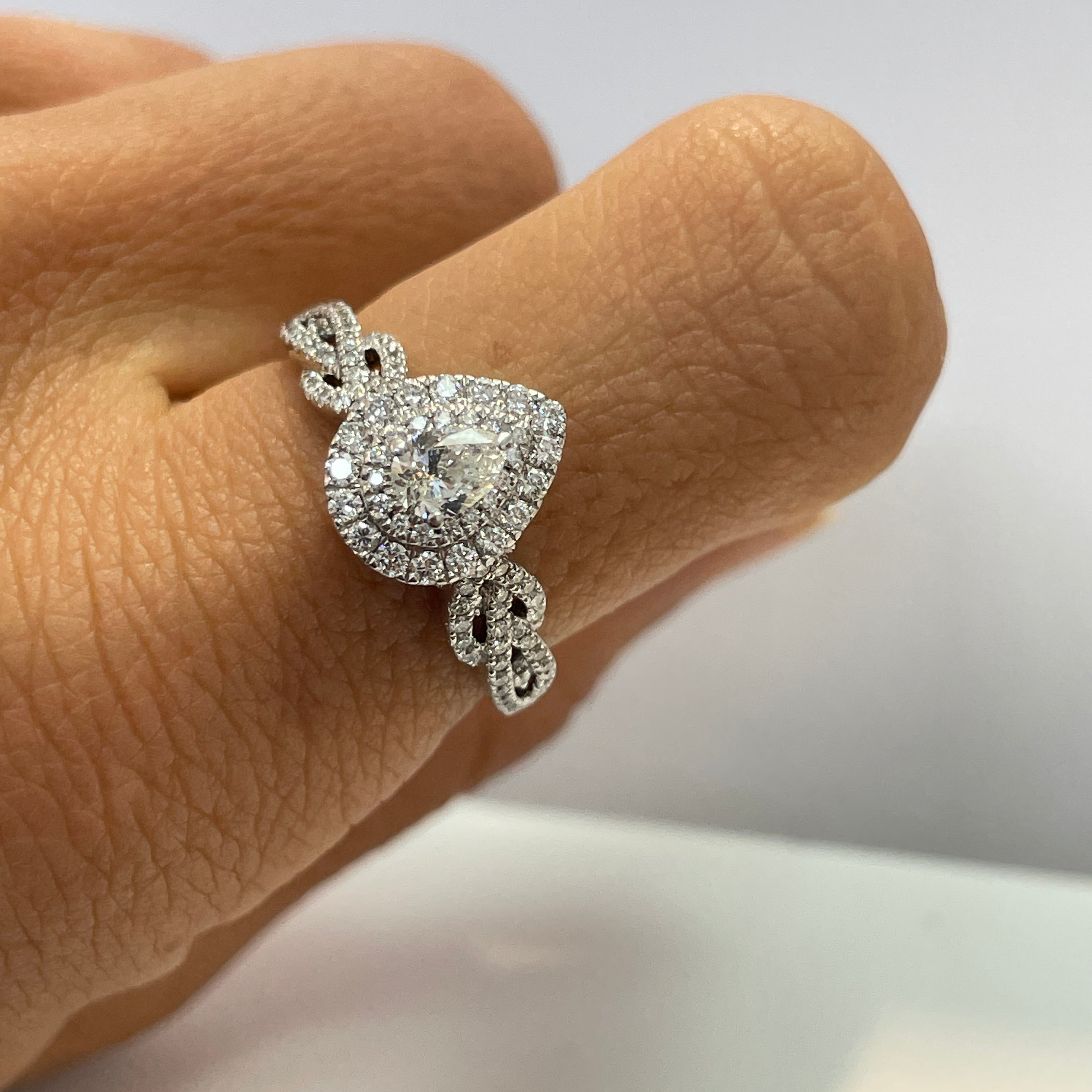 טבעת יהלום טיפה טבעי מרכזי 0.30 קראט בשיבוץ היילו כפול וחישוק יהלומים בעיצוב צמה 0.70 קראט צבע F ניקיון VS זהב 14K לבן מק"ט 538