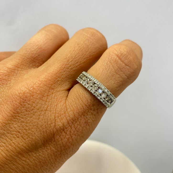 טבעת יהלומים 1.00 קראט חומים ולבנים צבע F ניקיון VS בשיבוץ תעלה זהב 14K לבן מק״ט 564