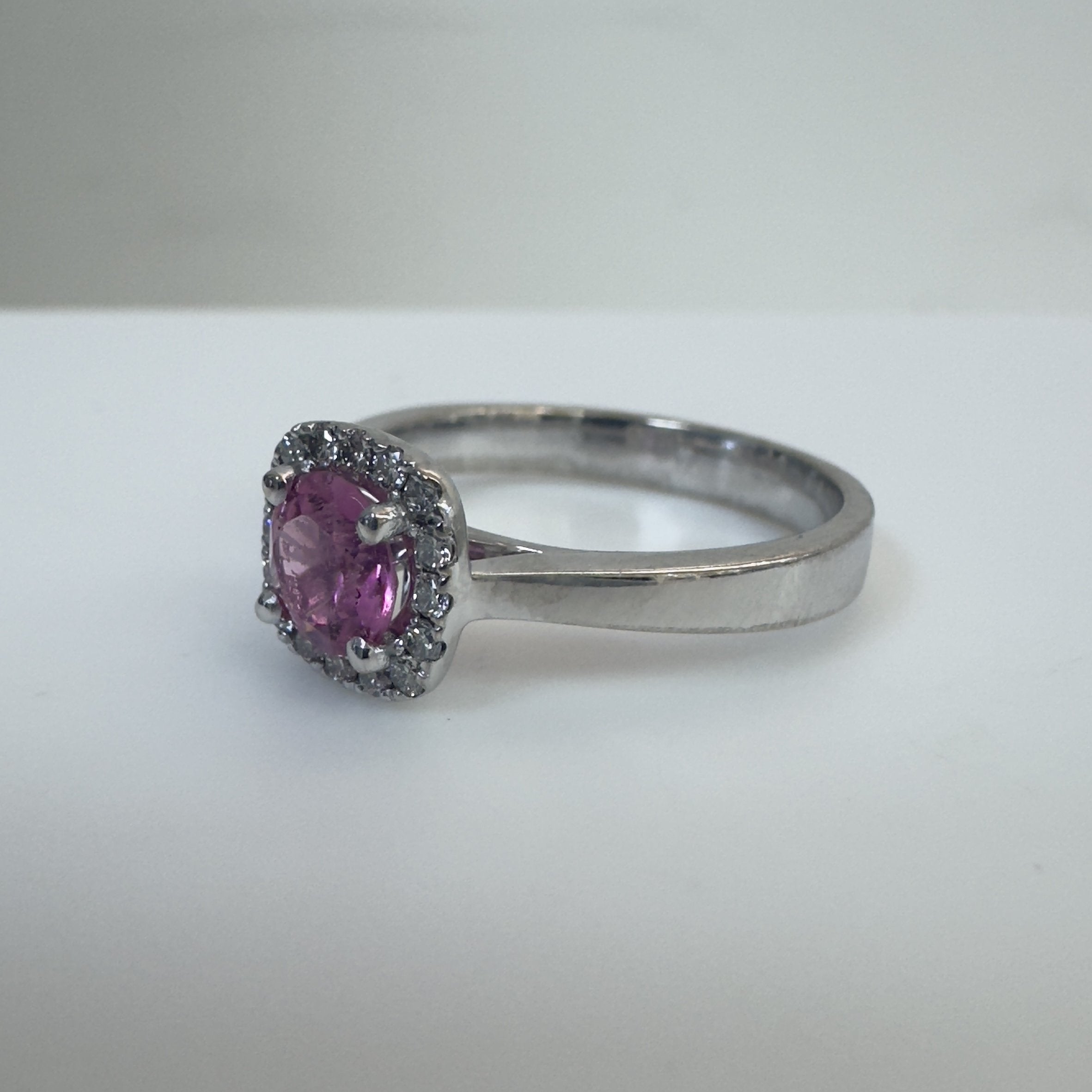 טבעת ספיר ורודה טבעית מרכזית 0.57 קראט ושיבוץ היילו יהלומים טבעיים 0.18 קראט צבע F ניקיון VS זהב 18K לבן מק״ט 733