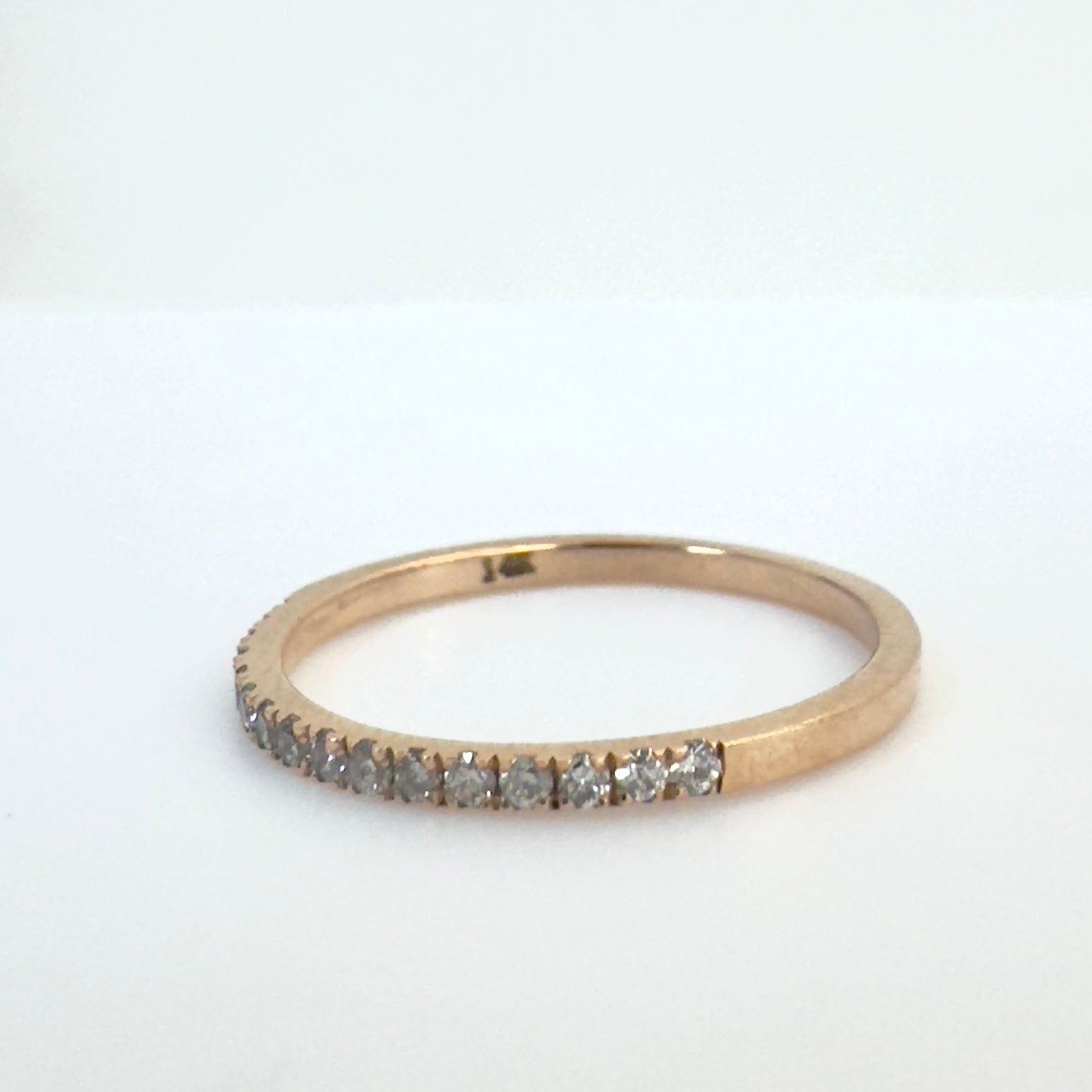 טבעת פס יהלומים טבעיים 0.12 קראט צבע F ניקיון VS זהב 14K רוז גולד מק״ט 808