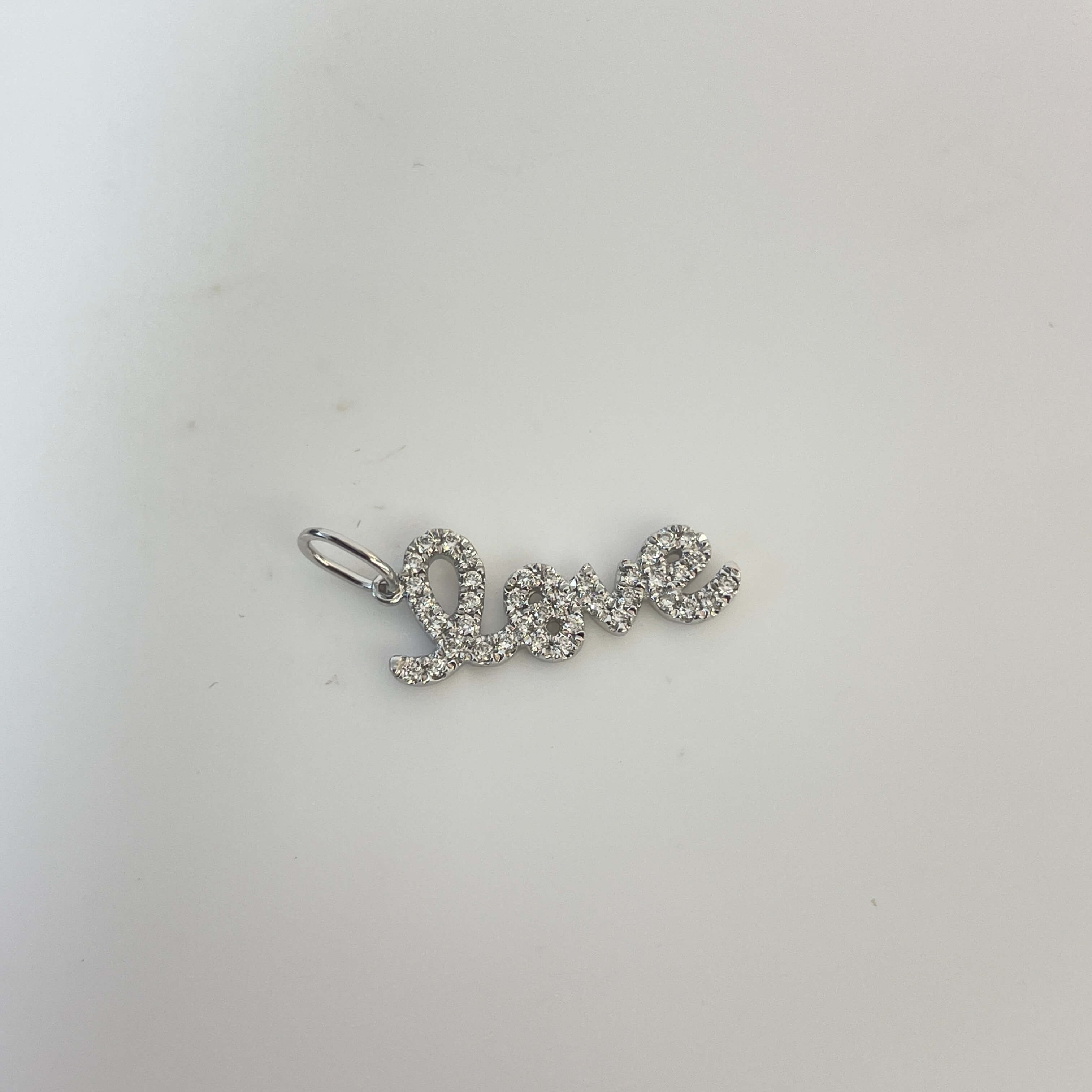תליון יהלומים טבעיים 0.12 קראט בעיצוב ״Love" צבע F ניקיון VS זהב 14K לבן מק"ט 673