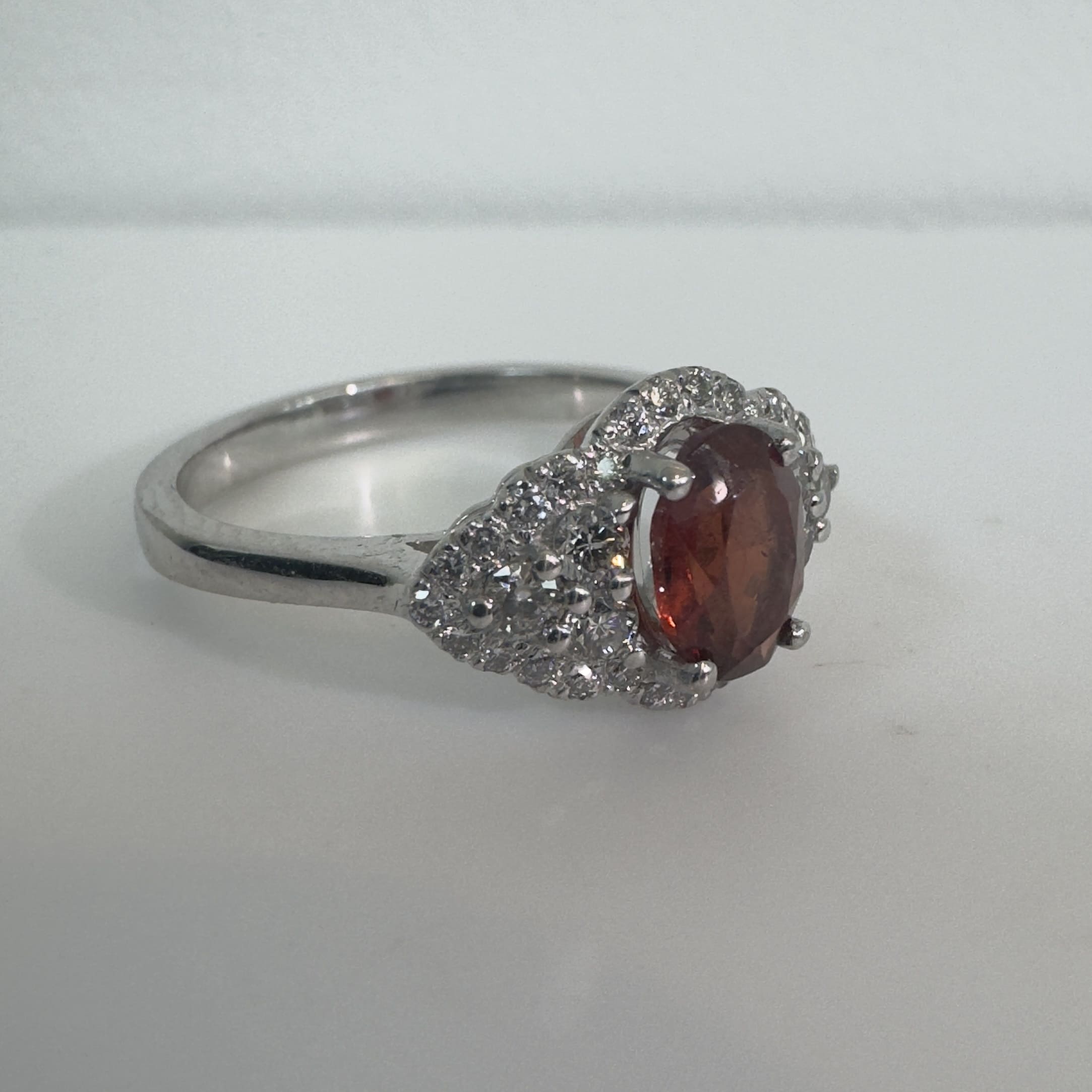 טבעת 14K לבן משובצת באבן רובילייט טבעית 0.60 קראט ויהלומים מסביב 0.37 קראט צבע F ניקיון VS מק״ט R-2121