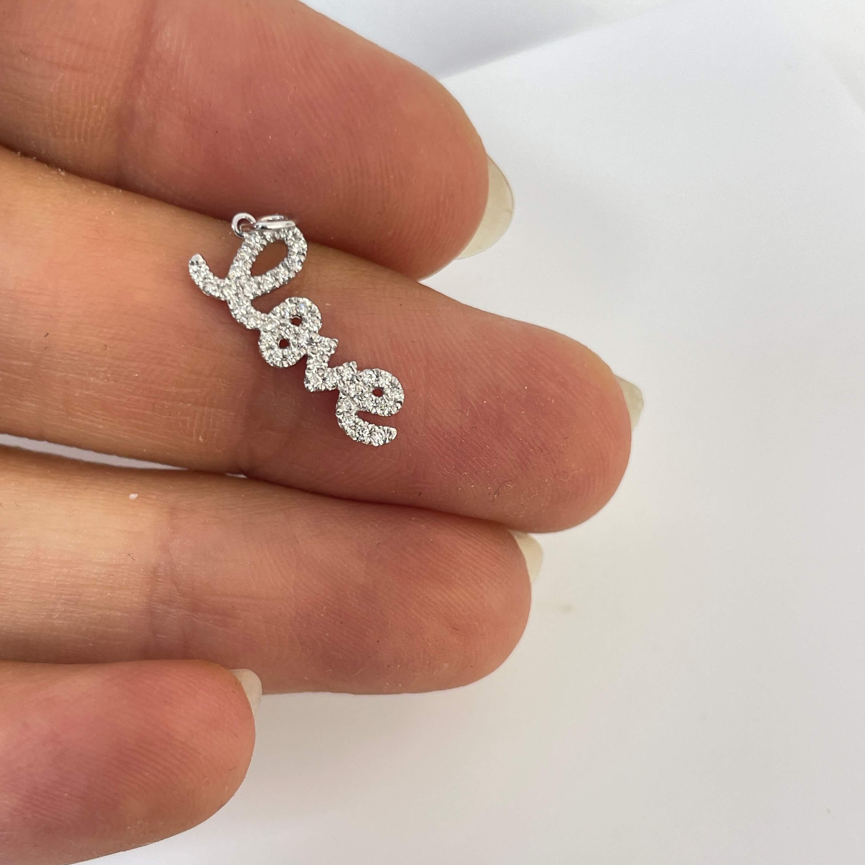 תליון יהלומים טבעיים 0.12 קראט בעיצוב ״Love" צבע F ניקיון VS זהב 14K לבן מק"ט 673