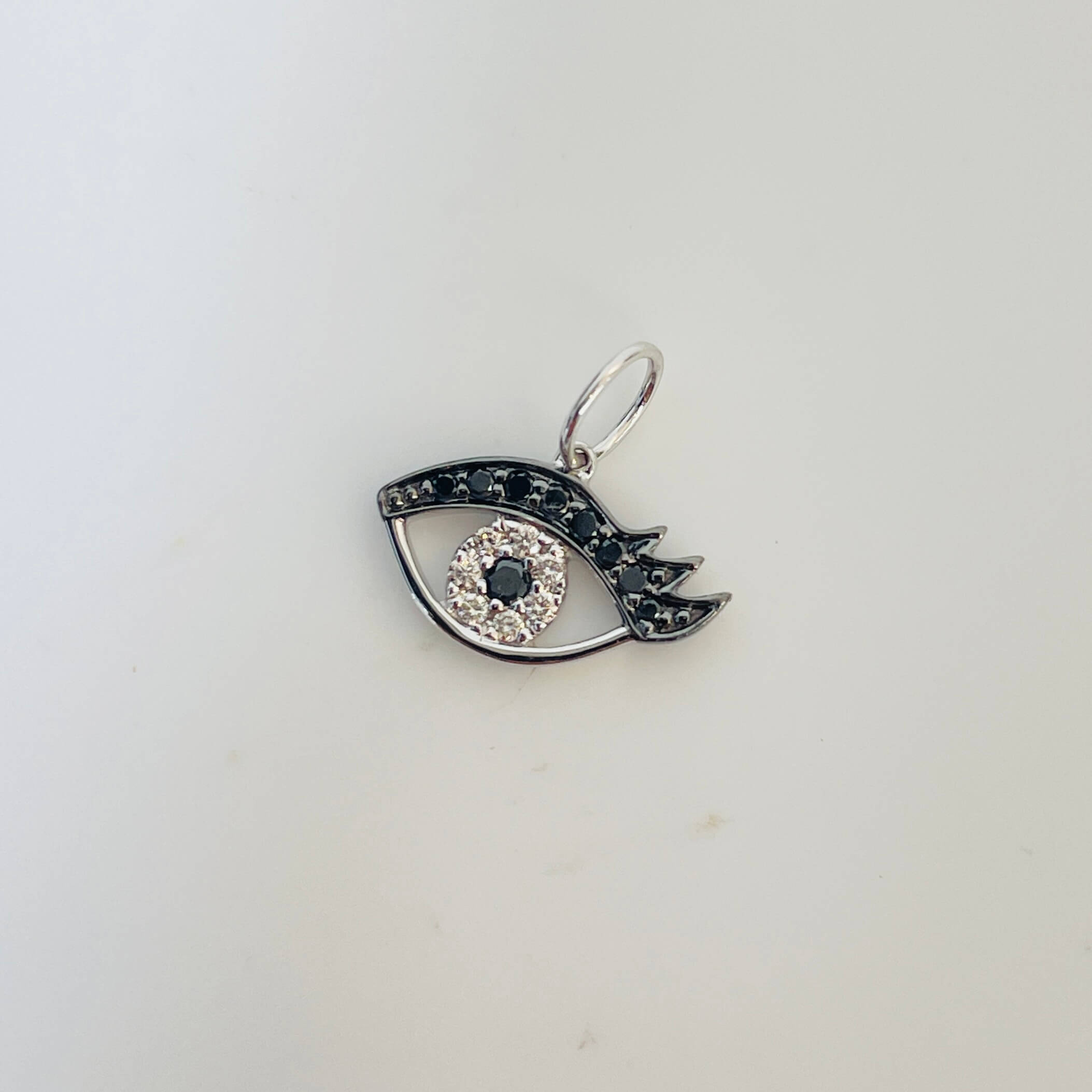 תליון יהלומים טבעיים בצורת עין 0.08 קראט יהלומים שחורים ולבנים צבע F ניקיון VS-SI זהב 14K לבן מק״ט 690