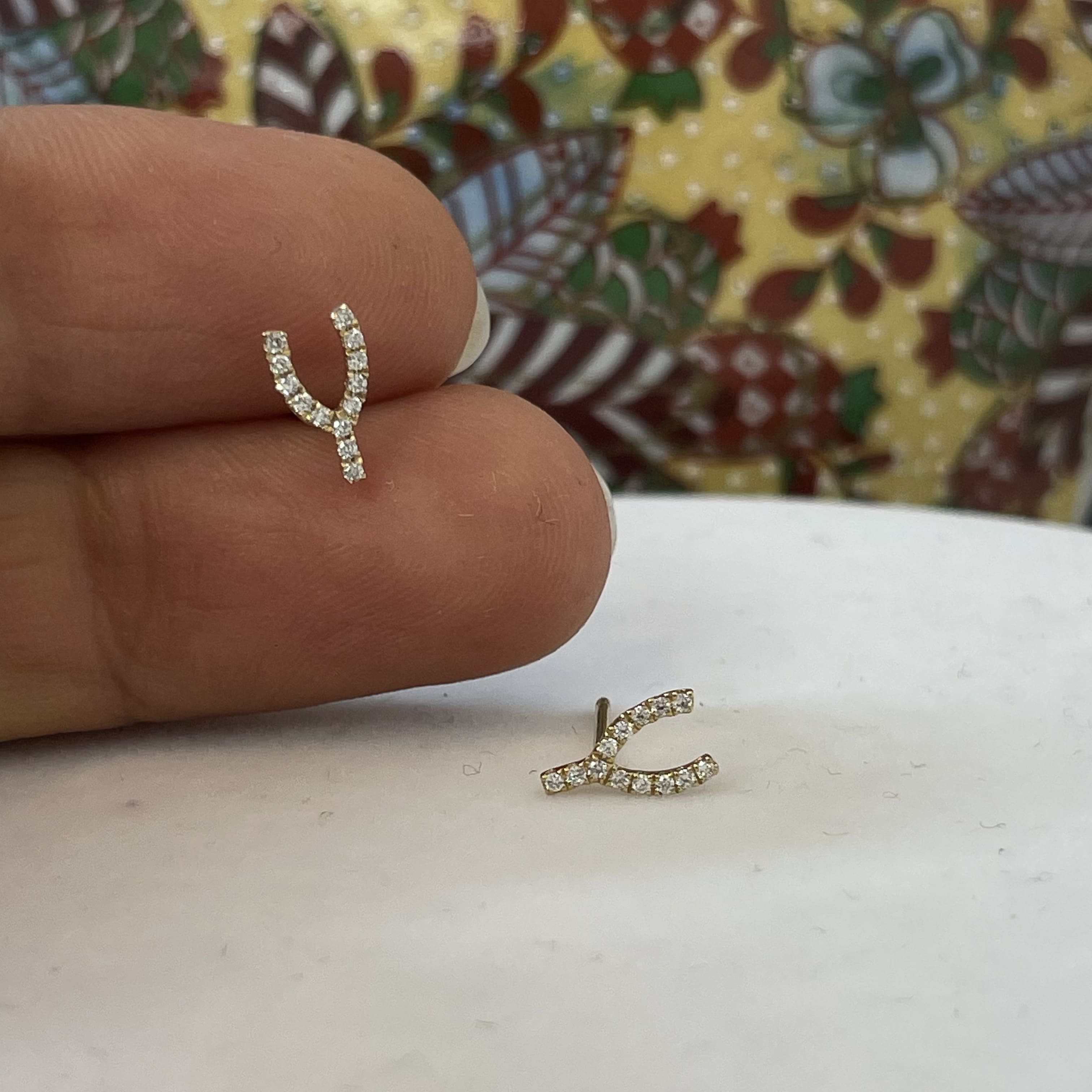 עגילים משובצים יהלומים טבעיים 0.09 קראט צבע F ניקיון VS-SI זהב 14K צהוב (מגיעים עם סוגרים) מק"ט 738