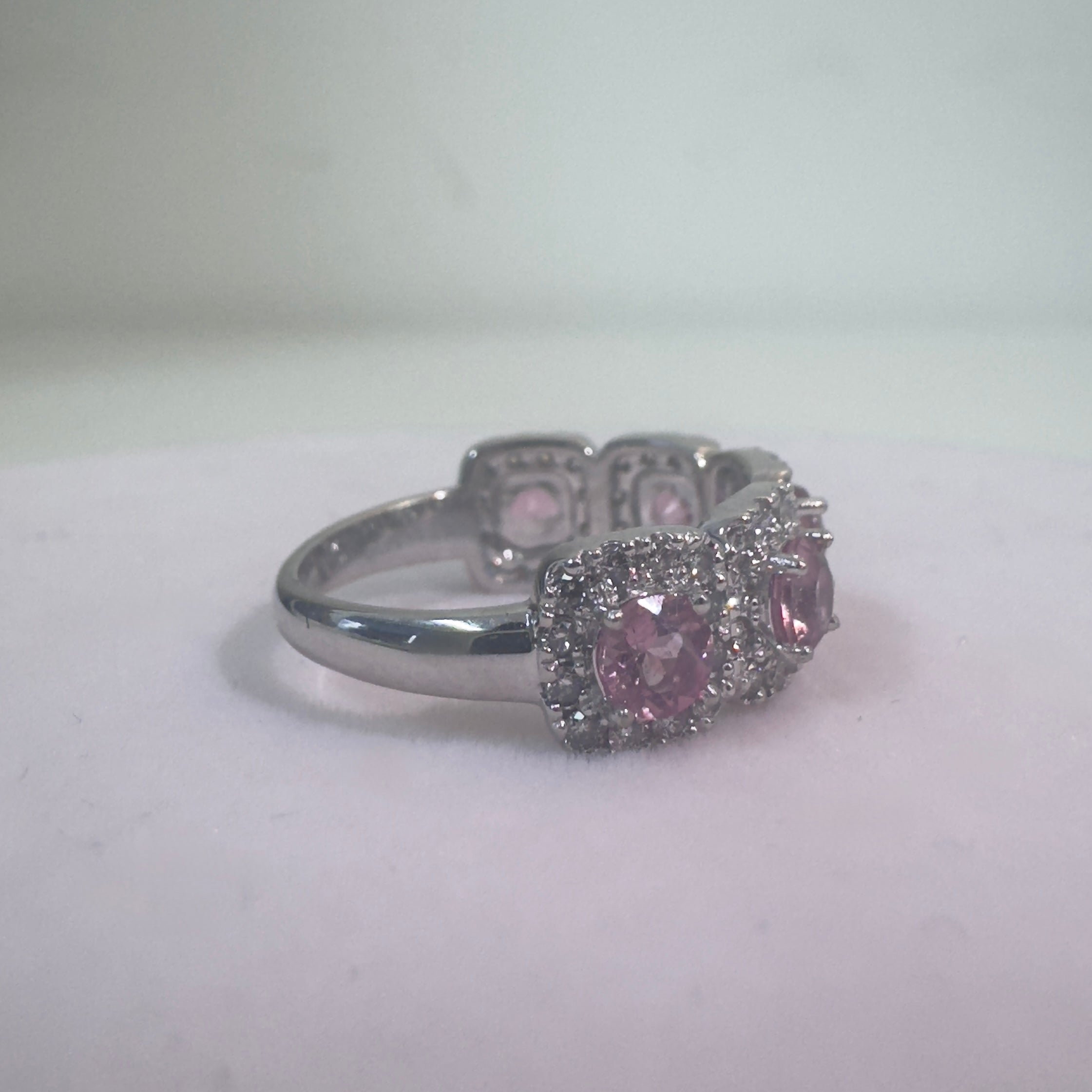 טבעת זהב 18K לבן משובצת 5 אבני טורמלין ורודות טבעיות 1.00 קראט ושיבוץ מסביב יהלומים טבעיים 0.70 קראט צבע F ניקיון VS מק״ט 789