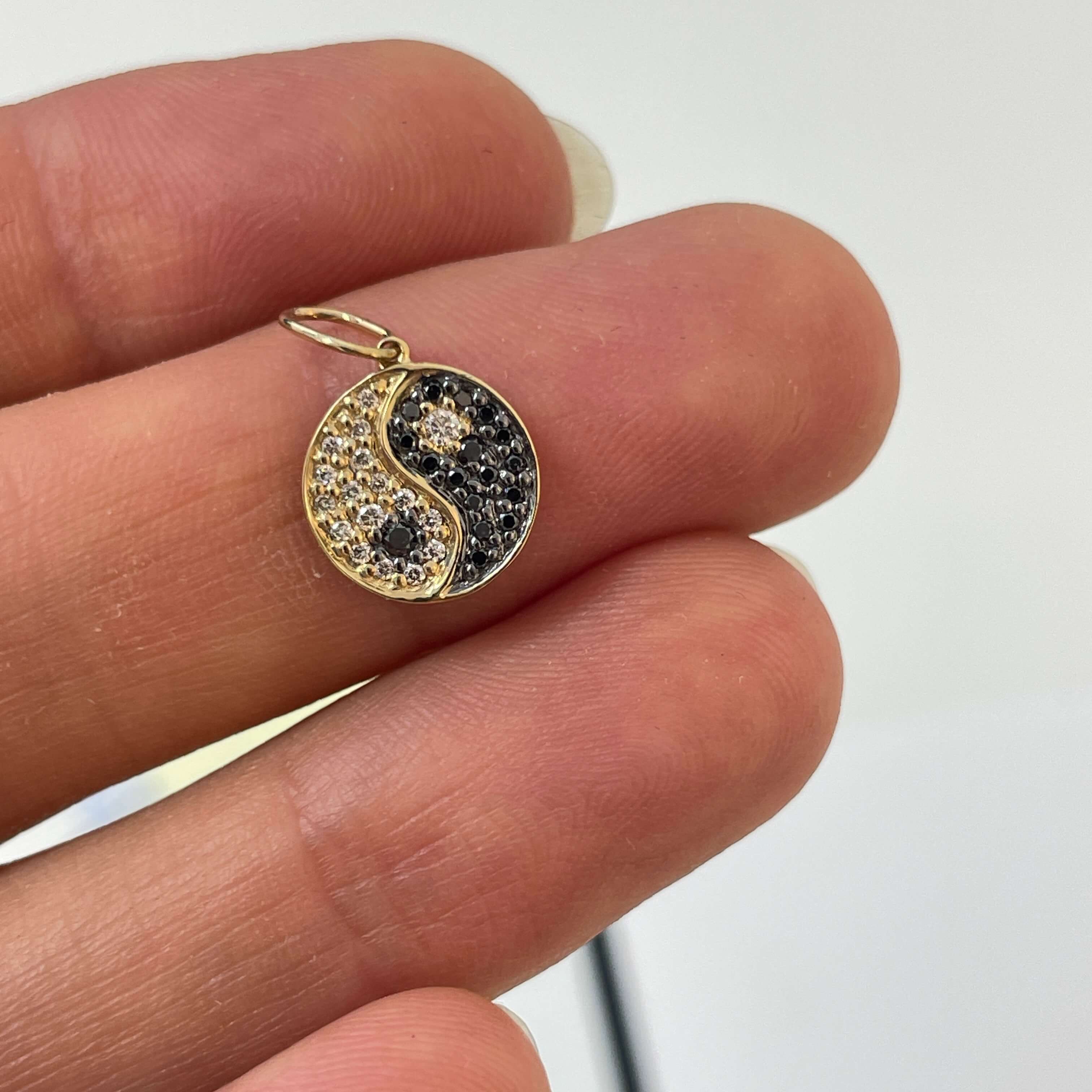 תליון יינג ויאנג 0.15 קראט יהלומים טבעיים שחורים ולבנים צבע F ניקיון VS-SI זהב 14K צהוב מק״ט 655