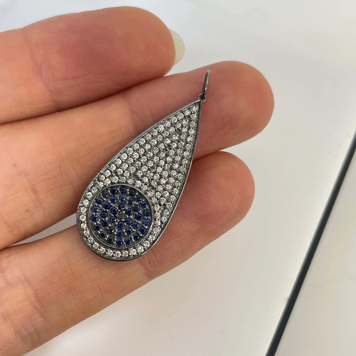 תליון משובץ 0.41 קראט אבני ספיר כחולות ויהלומים טבעיים 0.40 קראט צבע F ניקיון VS-SI זהב 14K ברודיום שחור מק״ט 699