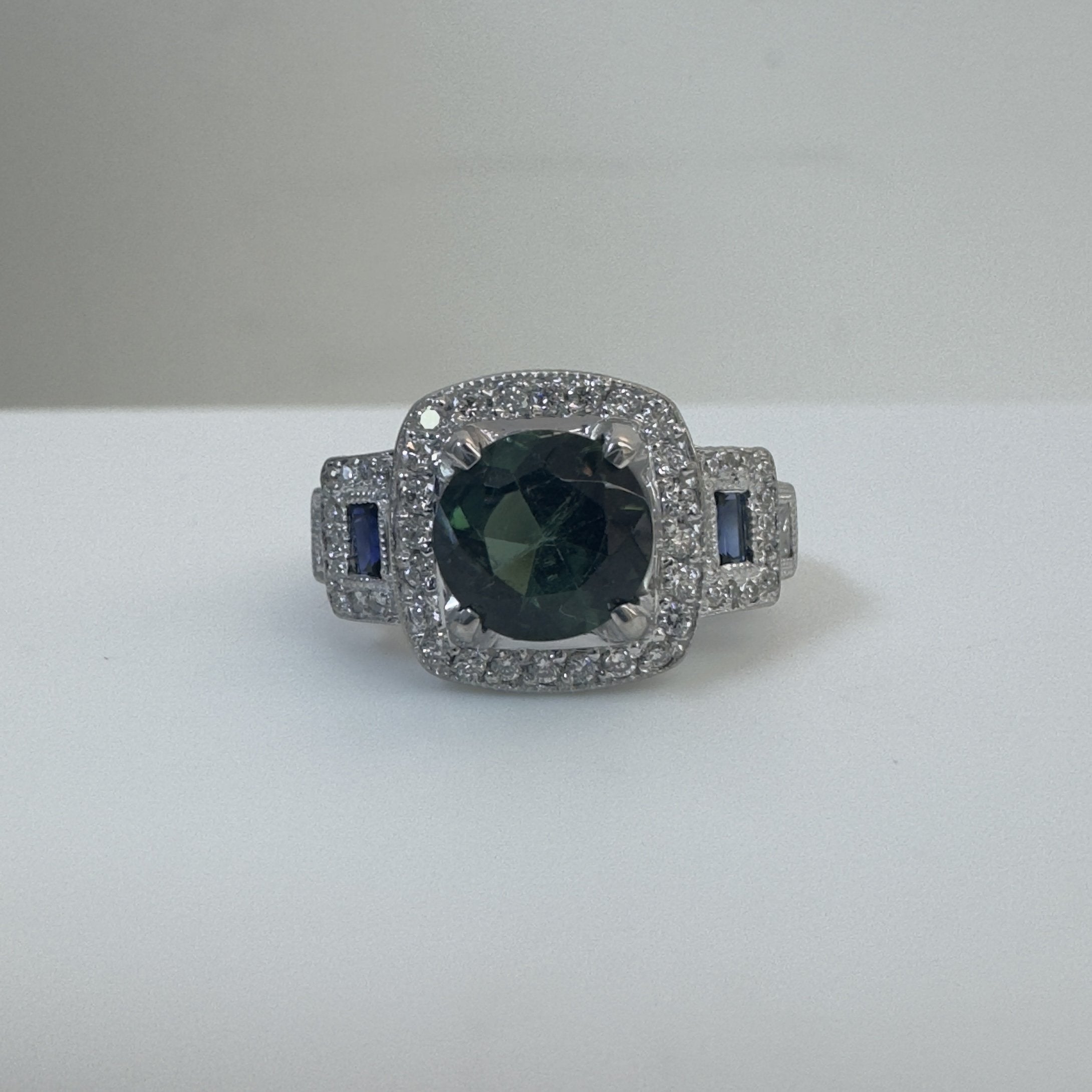 טבעת בסגנון וינטג׳ משובצת אבן ירוקה טבעית 1.52 קראט ואבני ספיר כחולות קטנות ויהלומים עגולים ופרינסס טבעיים 0.80 קראט צבע F ניקיון VS זהב 14K לבן מרכזית מק״ט 574