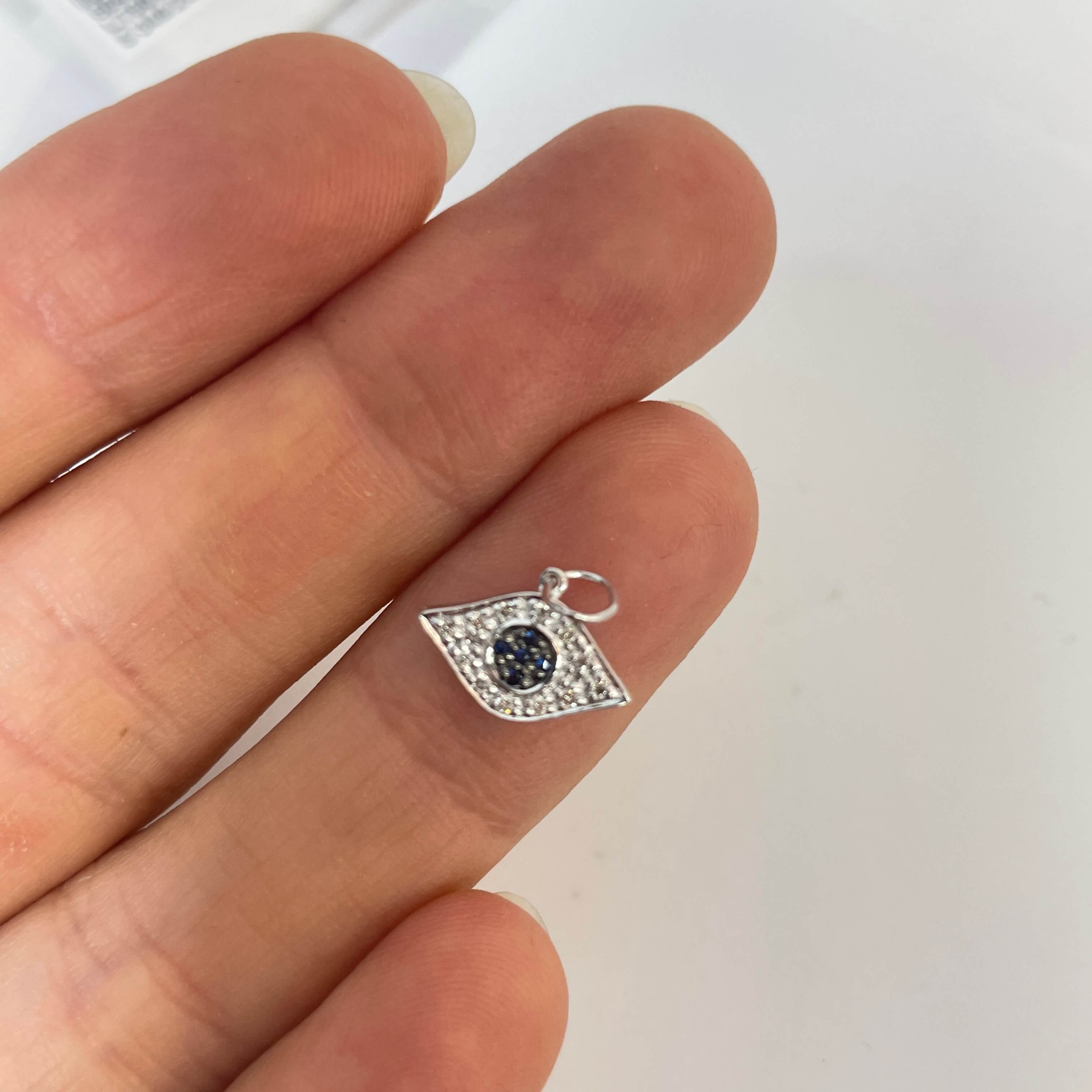 תליון עין יהלומים טבעיים ואבני ספיר 0.12 קראט צבע F ניקיון VS-SI זהב 14K לבן מק״ט 676