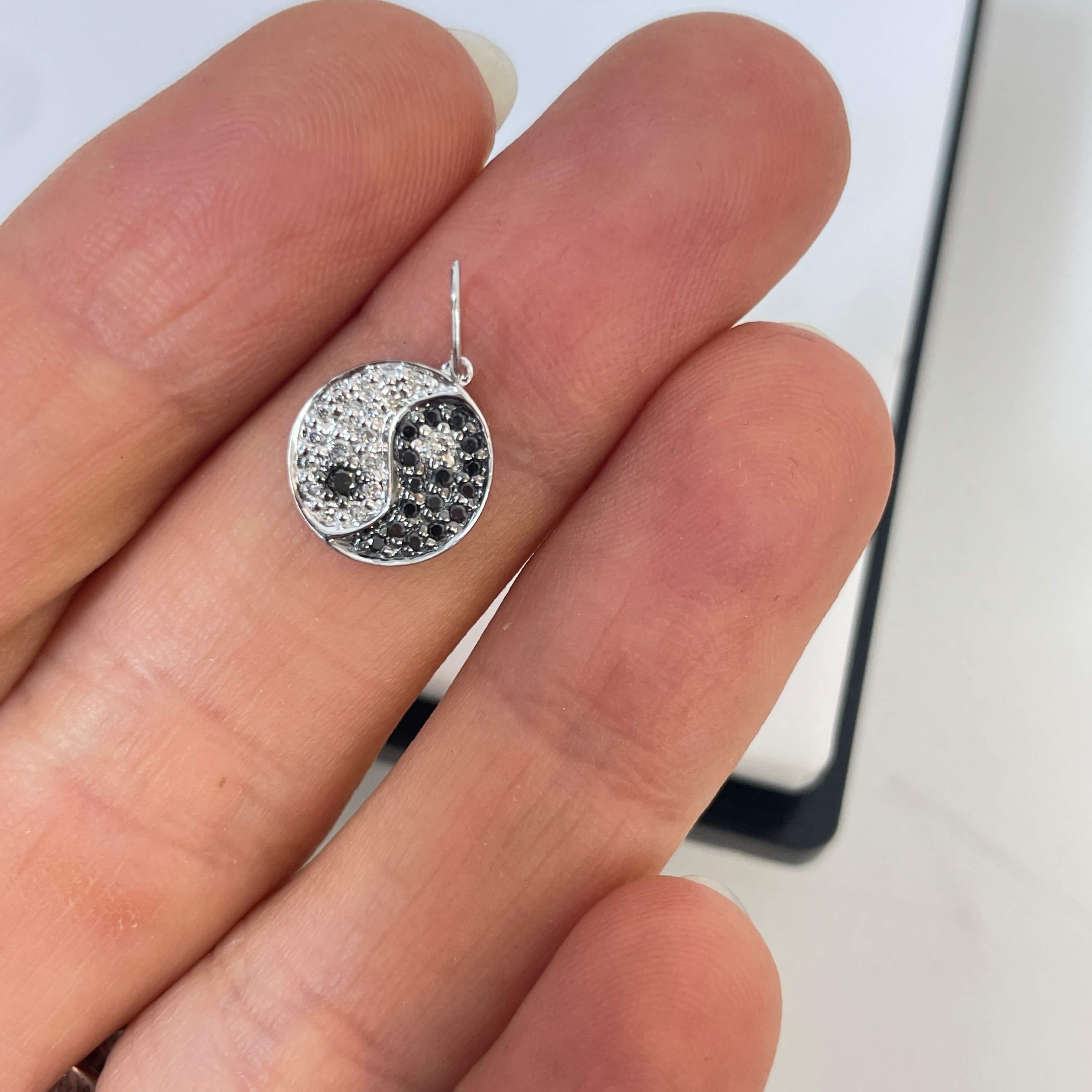 תליון יינג ויאנג 0.17 קראט יהלומים טבעיים שחורים ולבנים צבע F ניקיון VS-SI זהב 14K לבן מק״ט 685