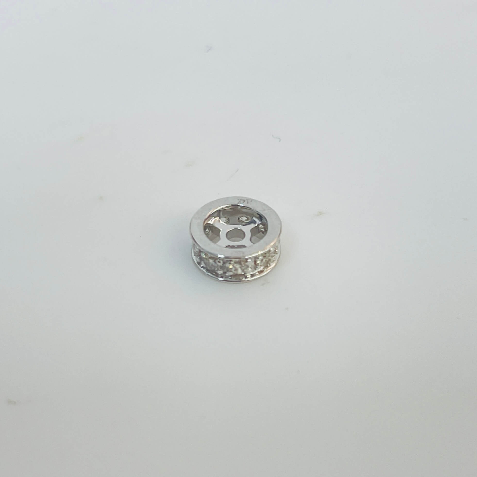 תליון יהלומים טבעיים צורת גליל קטנטן 0.10 קראט צבע F ניקיון VS-SI זהב 14K לבן מק״ט 681