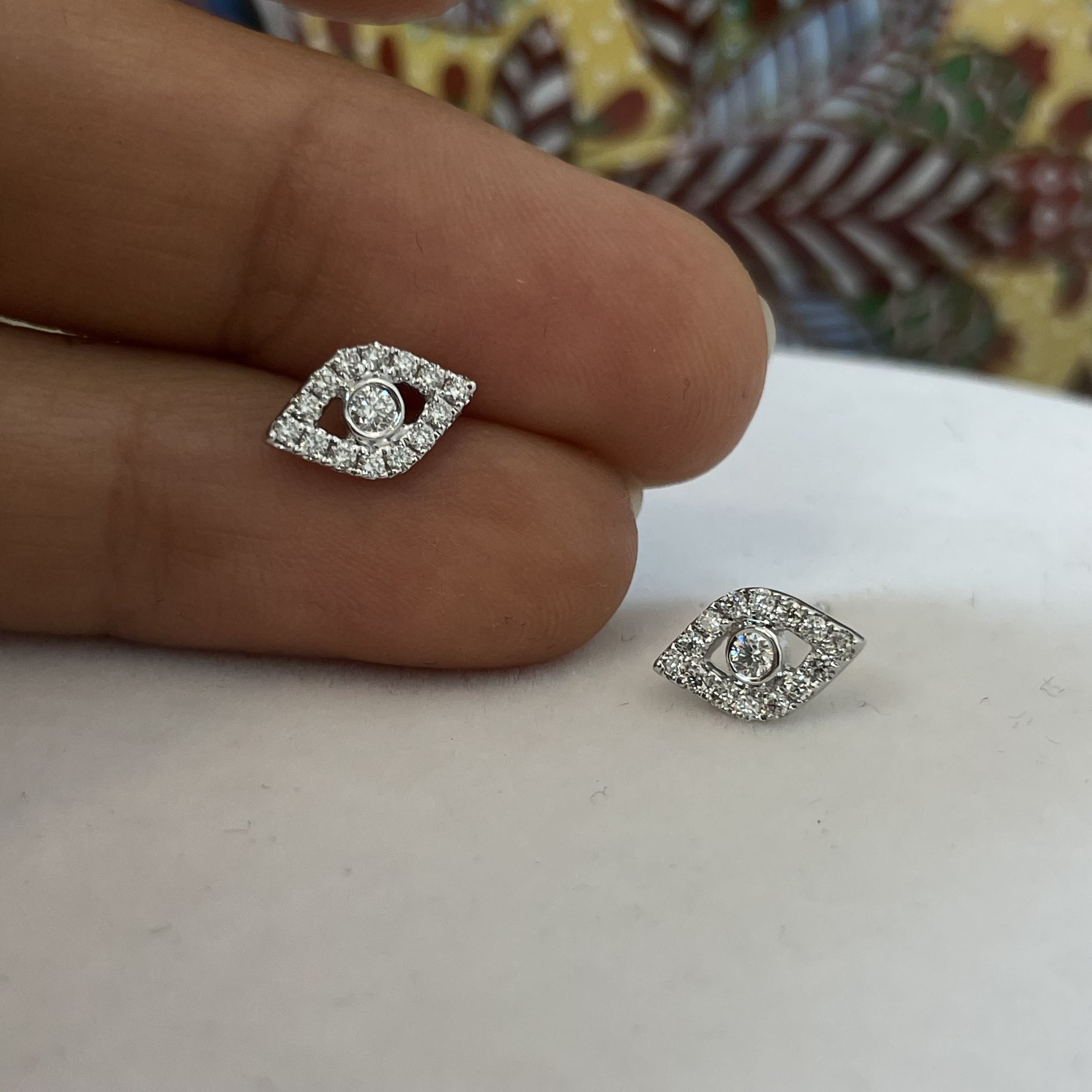 עגילי יהלומים טבעיים בעיצוב ״עין״ 0.28 קראט צבע F ניקיון VS זהב 14K לבן (מגיעים עם סוגרים) מק"ט 796