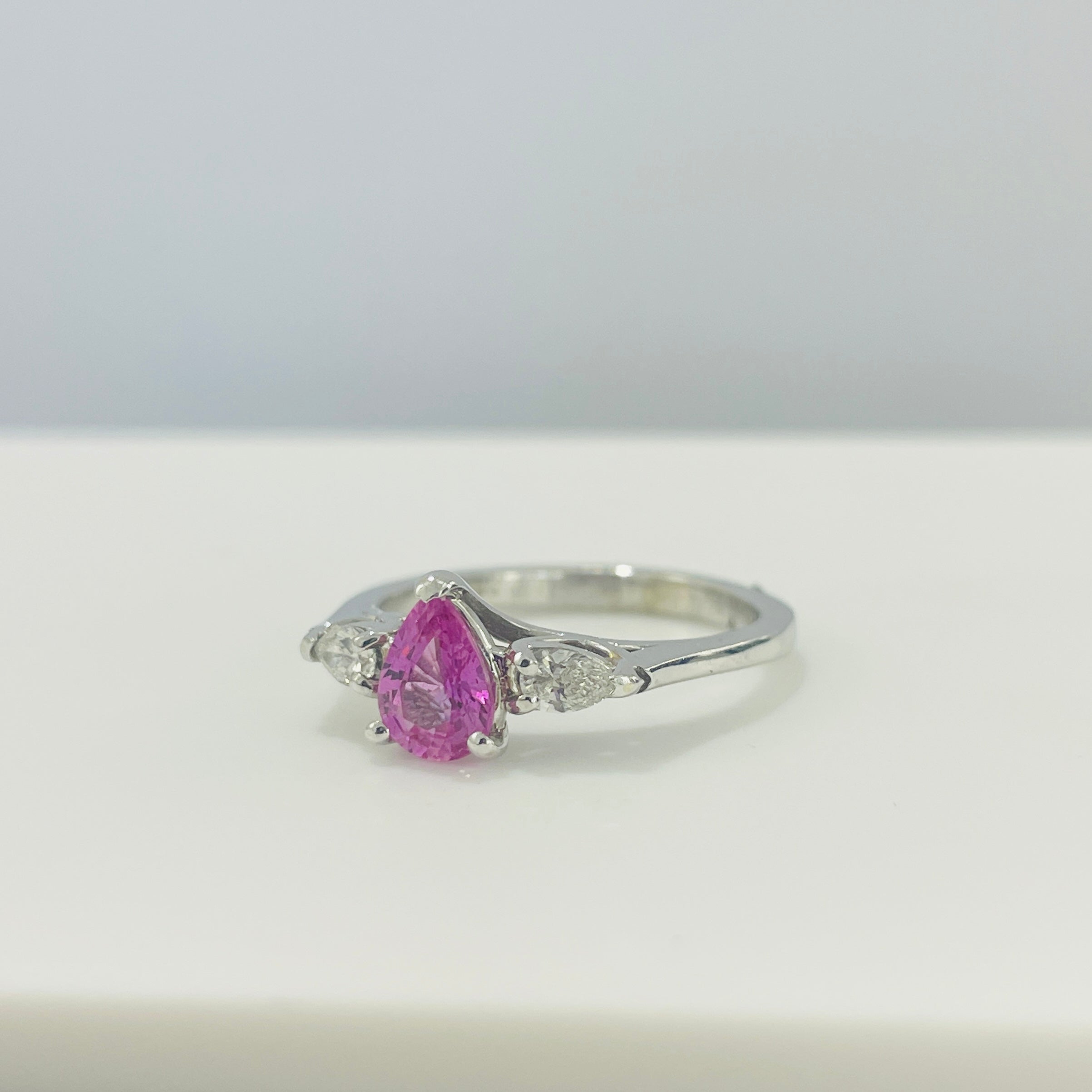 טבעת אבן ספיר ורודה טיפה 0.85 קראט ושתי טיפות יהלומים טבעיים 0.21 קראט צבע F ניקיון VS זהב 14K לבן