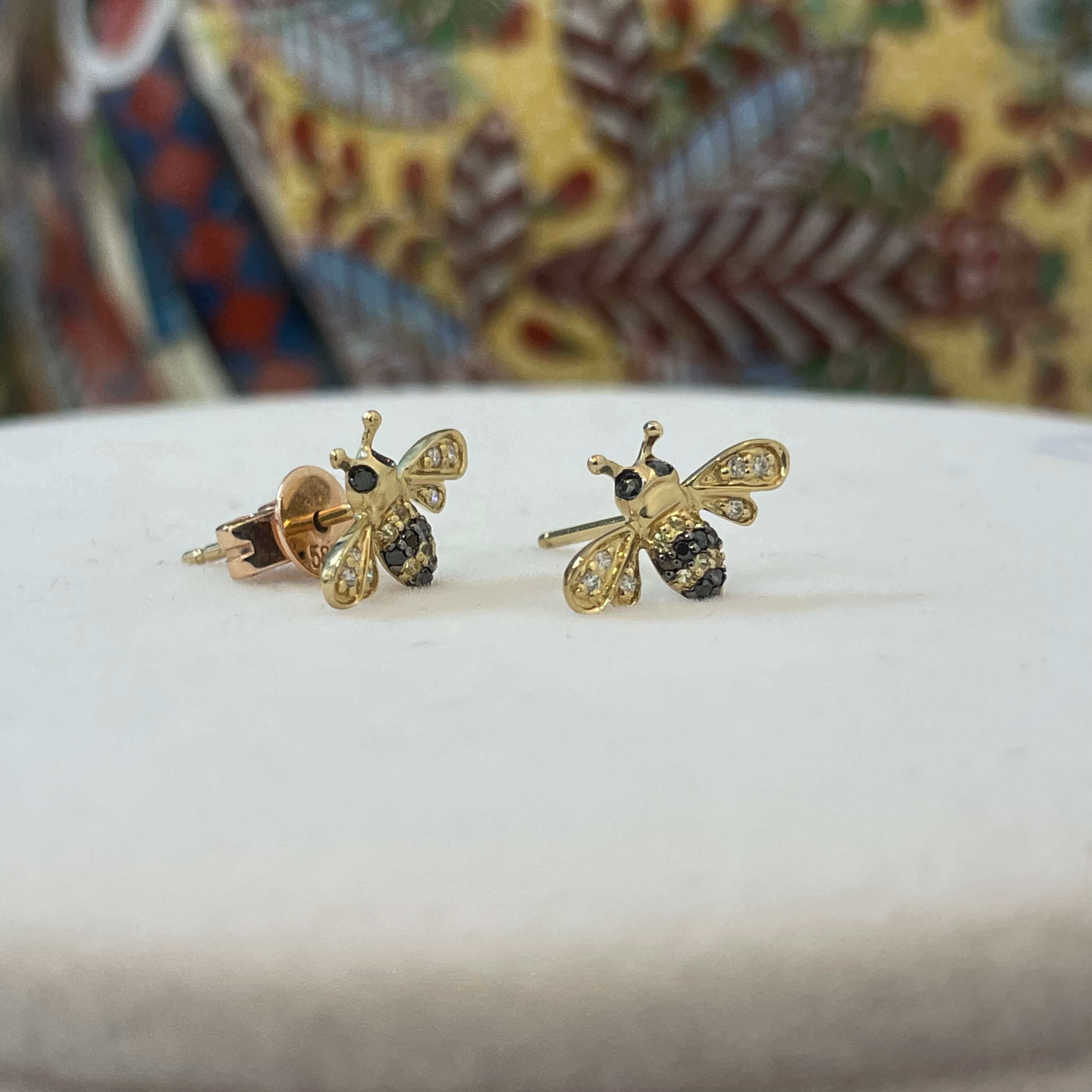 עגילים בצורת דבורות משובצות יהלומים לבנים ושחורים טבעיים 0.14 קראט זהב 14K צהוב (מגיעים עם סוגרים) מק"ט 729
