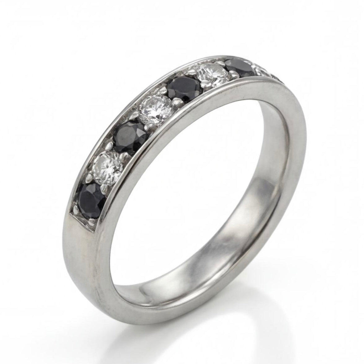 טבעת חצי איטרניטי זהב 14K לבן יהלומים לבנים ושחורים מק״ט 970