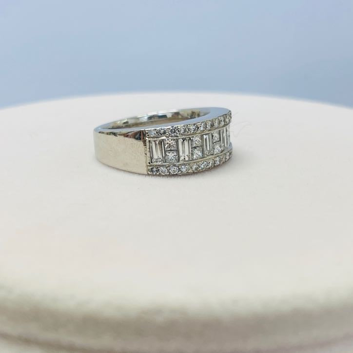 טבעת יהלומי בגטים פרינסס ועגולים טבעיים 1.70 קראט צבע E-F ניקיון VVS-VS זהב לבן 18K מק"ט 593