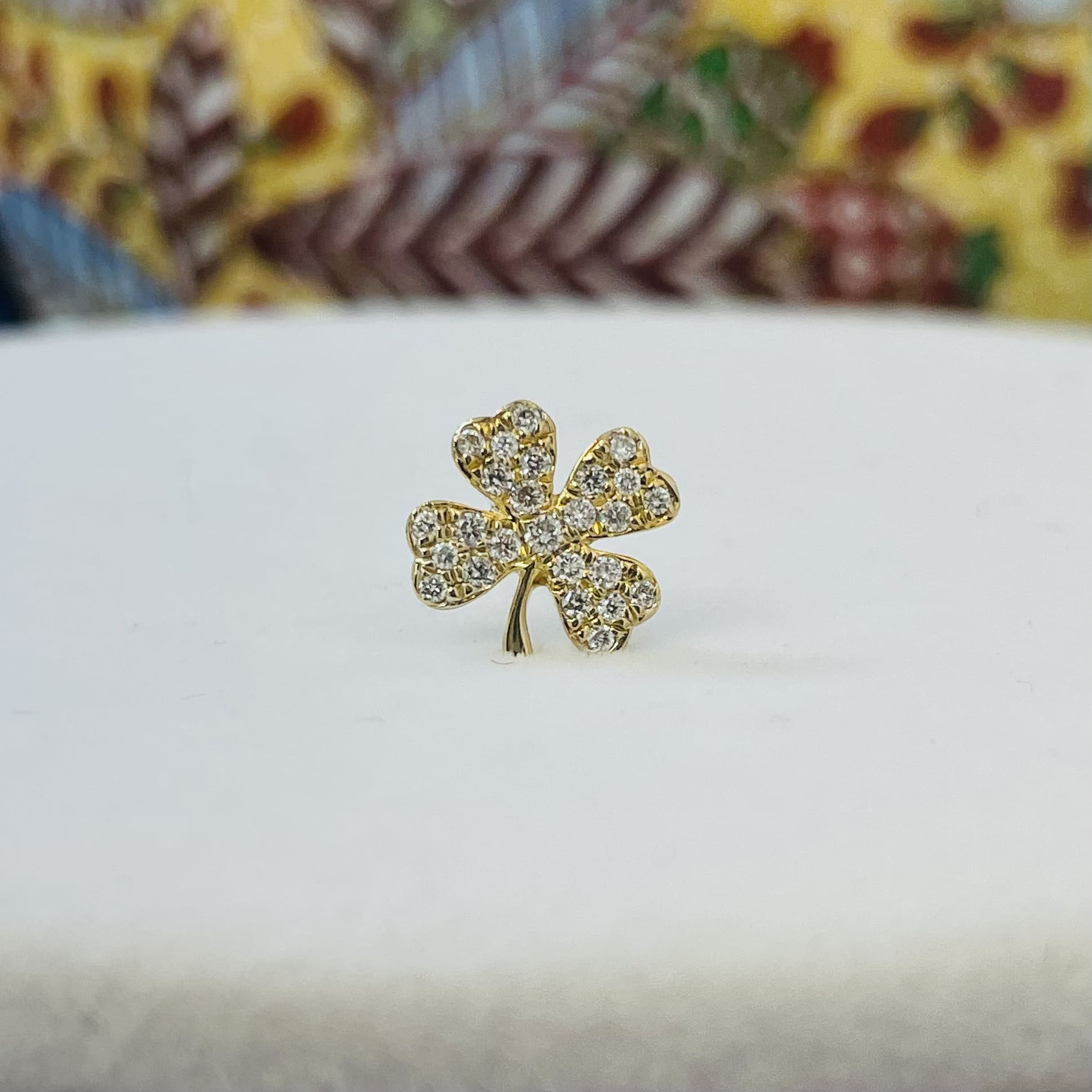 עגיל בודד בצורת תלתן משובץ יהלומים טבעיים 0.12 קראט 14K צהוב (מגיע עם סוגר) מק"ט 744