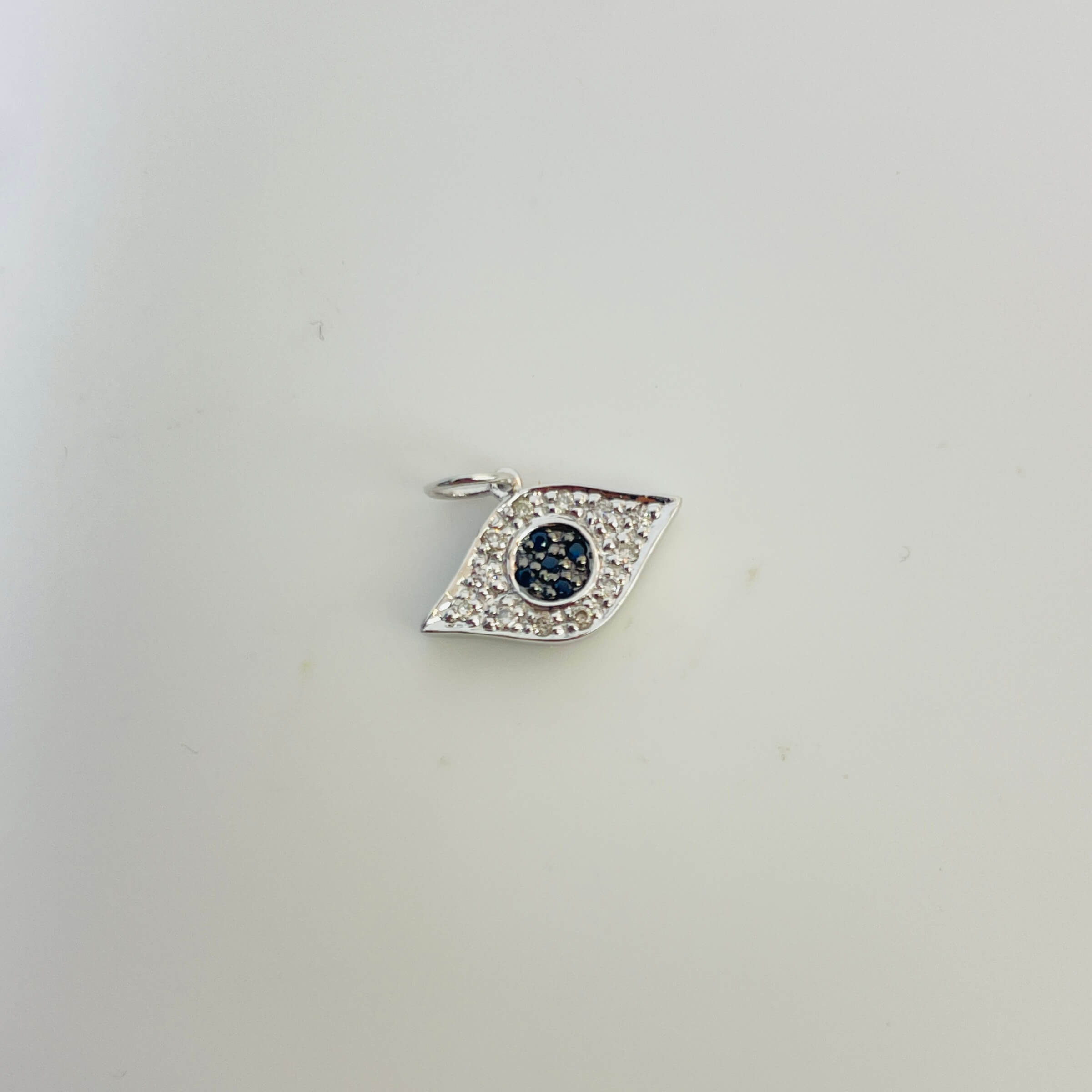 תליון יהלומים ואבני ספיר טבעיים בצורת עין 0.08 קראט יהלומים לבנים צבע F ניקיון VS-SI זהב 14K לבן מק״ט 683