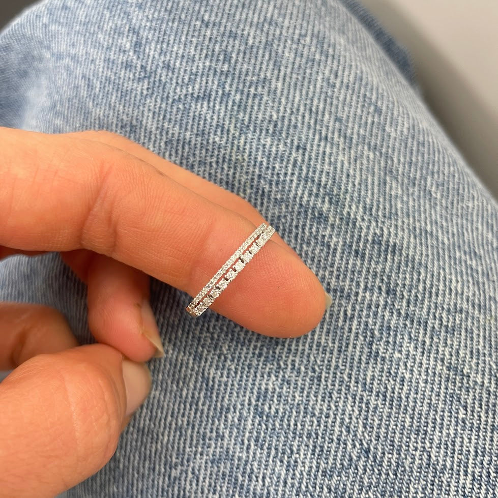 טבעת דקה זהב לבן 14K משובצת יהלומים טבעיים 0.30 קראט צבע F  נקיון VS