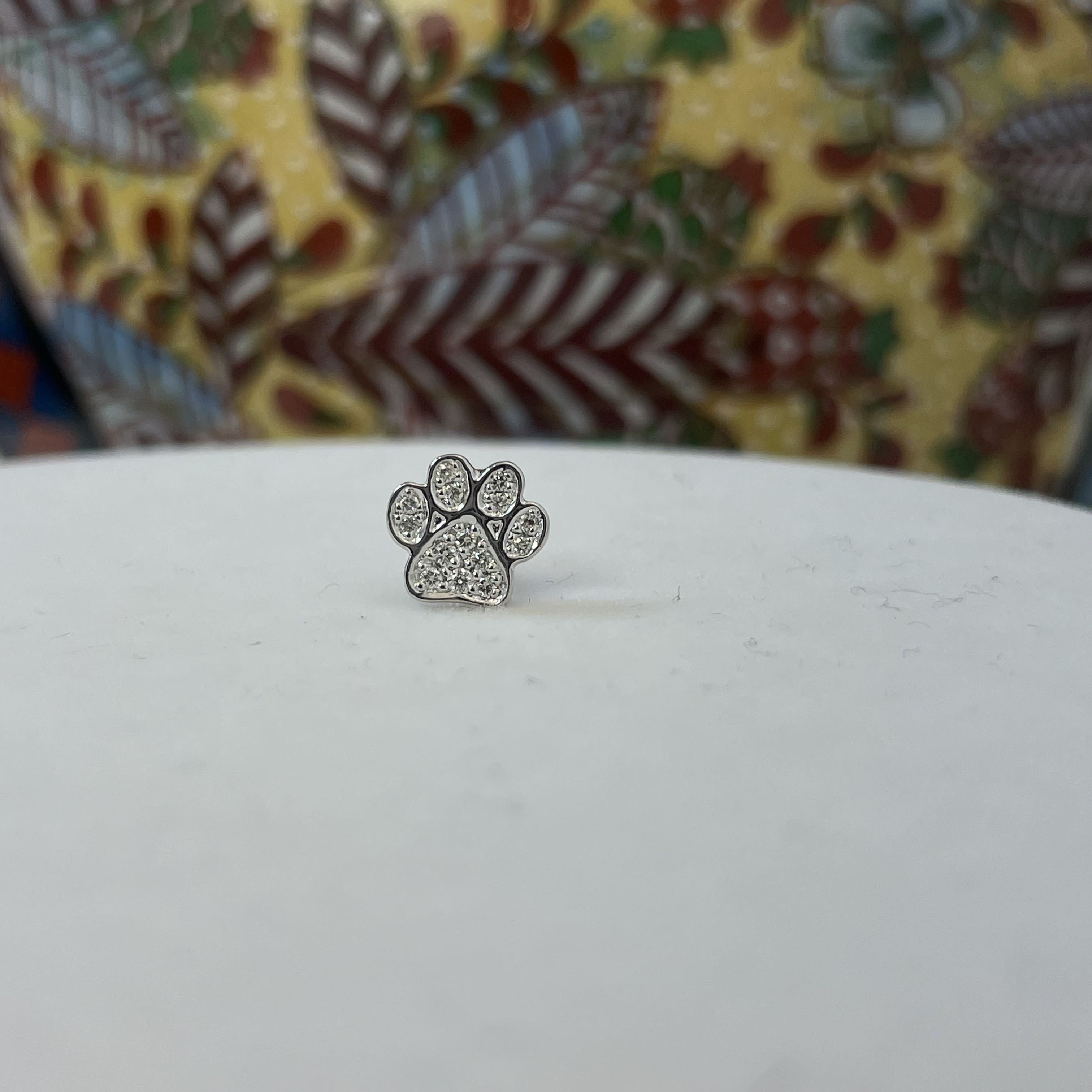 עגיל בודד בצורת ״כף אריה״ משובץ יהלומים טבעיים 0.04 קראט 14K לבן (מגיע עם סוגר) מק"ט 746