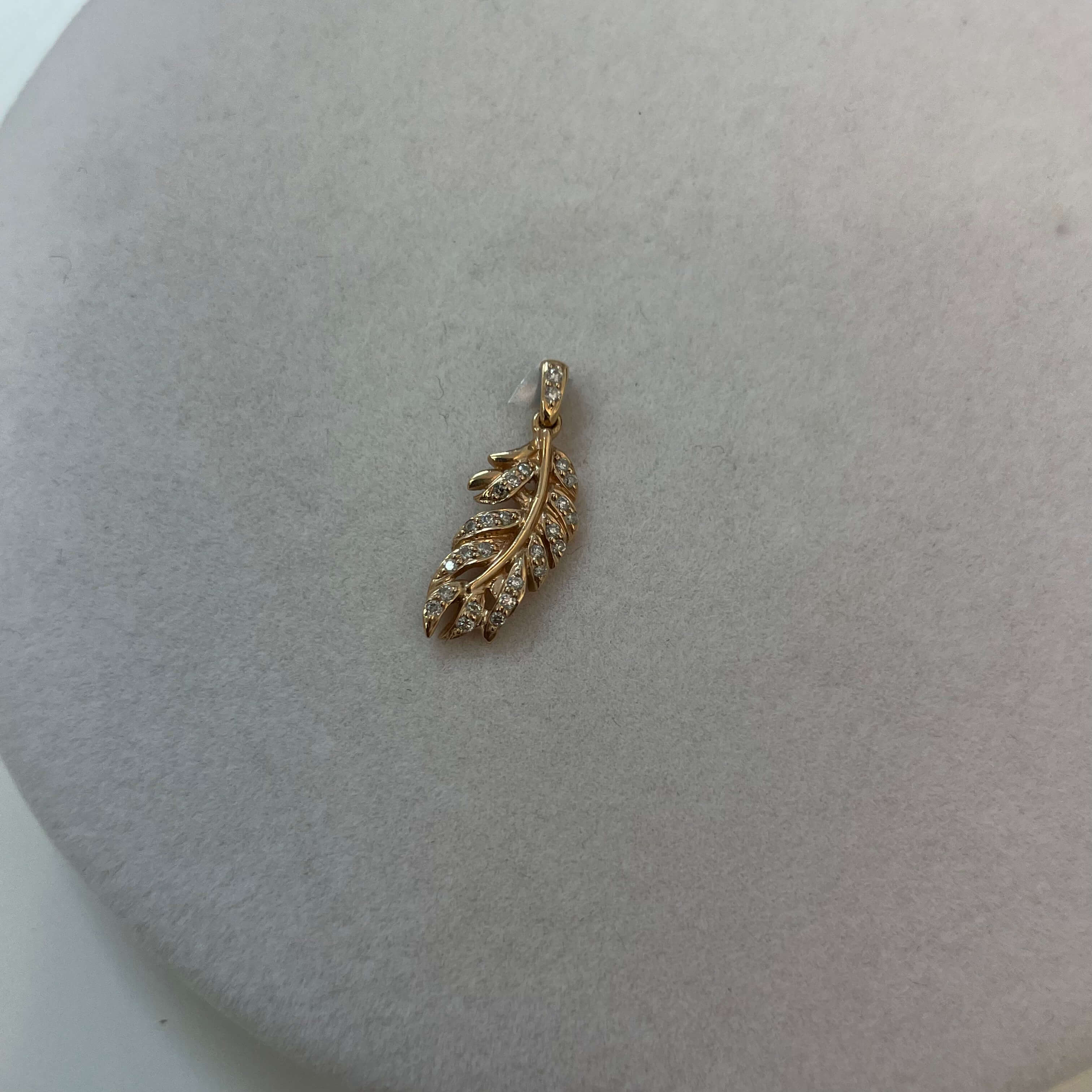 תליון עלה יהלומים טבעיים 0.14 קראט צבע F ניקיון VS-SI זהב 14K רוז גולד מק״ט 716