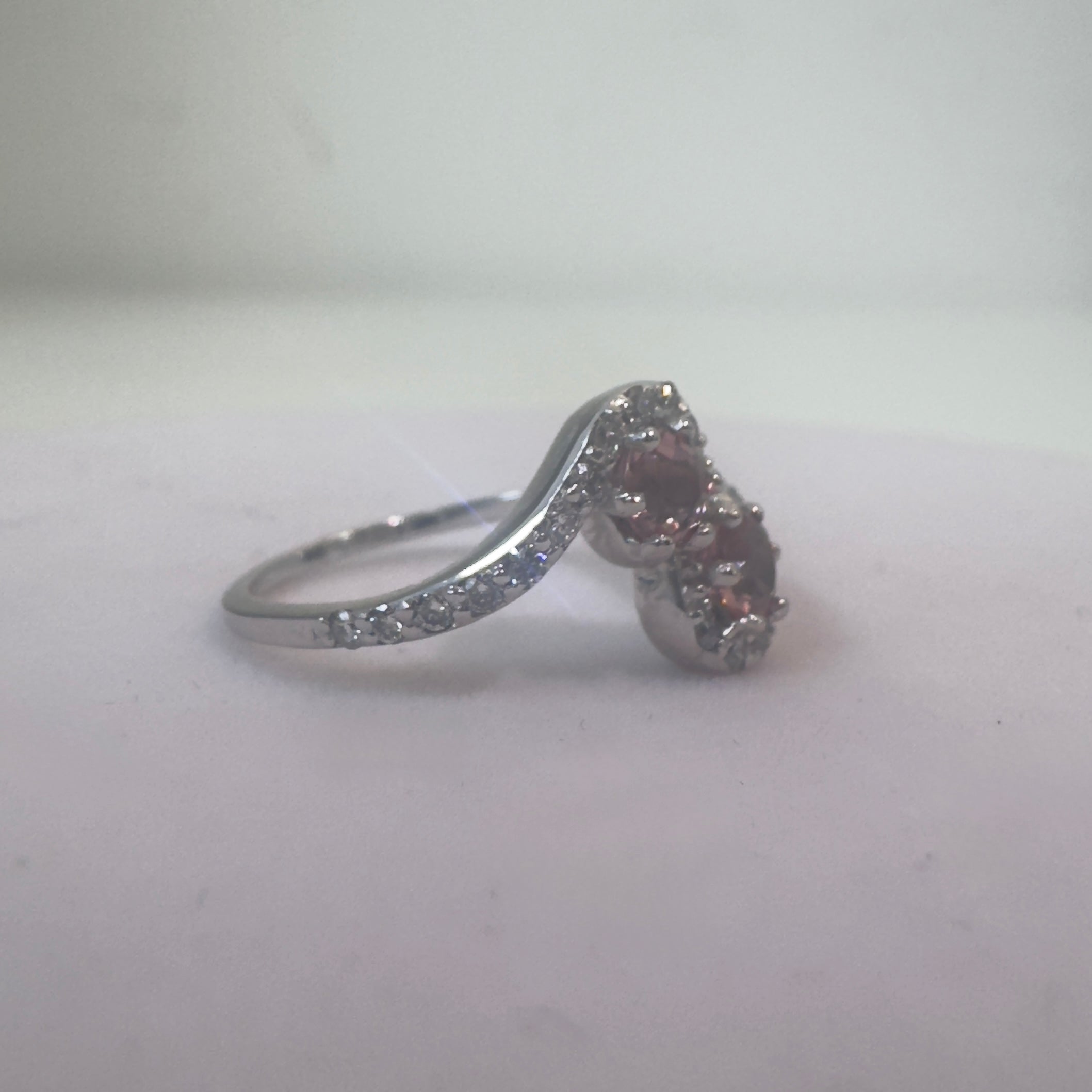 טבעת זהב 18K לבן משובצת אבני טורמלין ורודות טבעיות 0.50 קראט ו0.25 קראט יהלומים טבעיים צבע F ניקיון VS מק״ט 776