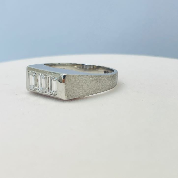 טבעת 3 יהלומים טבעיים חיתוך אמרלד 1.20 קראט צבע E ניקיון VS זהב 14K לבן מק״ט 565