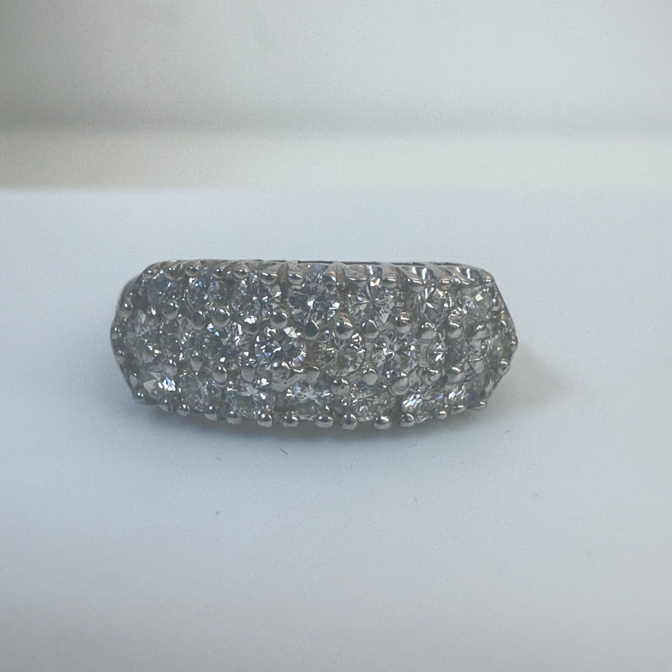 טבעת יהלומים 3 שורות 0.80 קראט יהלומים טבעיים צבע E ניקיון VS זהב לבן 14K מק"ט 155