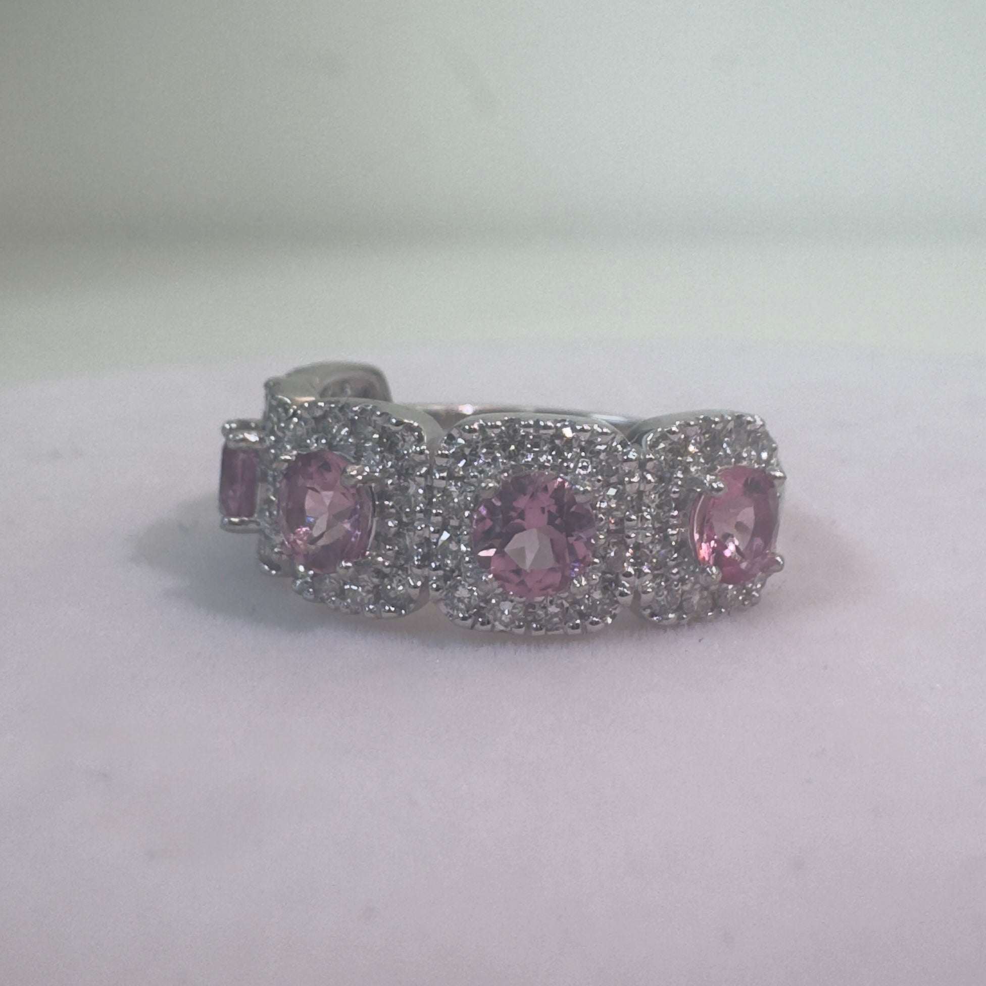 טבעת זהב 18K לבן משובצת 5 אבני טורמלין ורודות טבעיות 1.00 קראט ושיבוץ מסביב יהלומים טבעיים 0.70 קראט צבע F ניקיון VS מק״ט 789