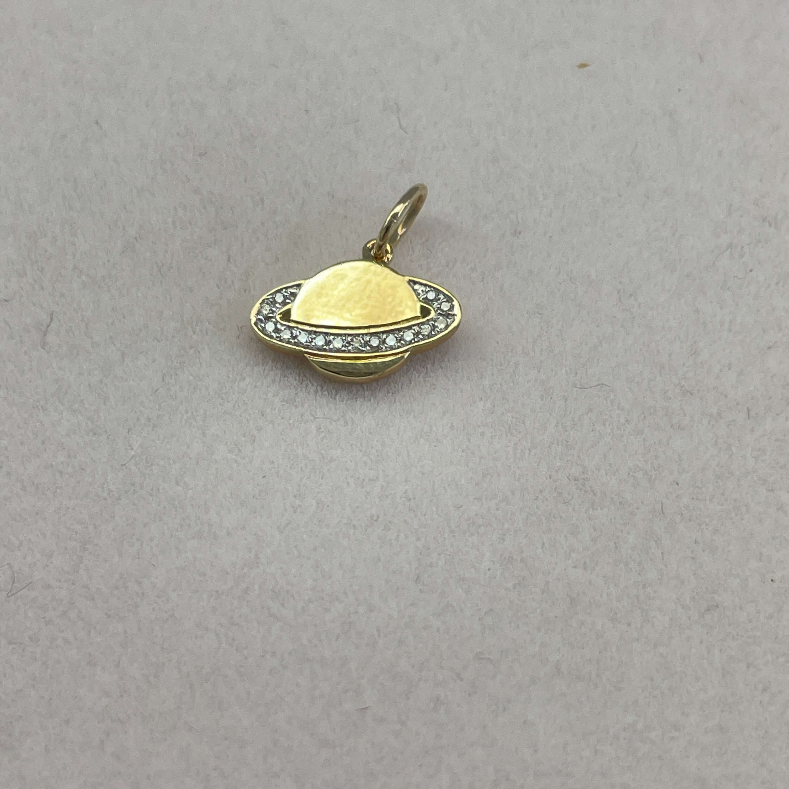 תליון יהלומים טבעיים בצורת כוכב שבתאי 0.03 קראט צבע F ניקיון VS זהב צהוב 14K מק״ט 626