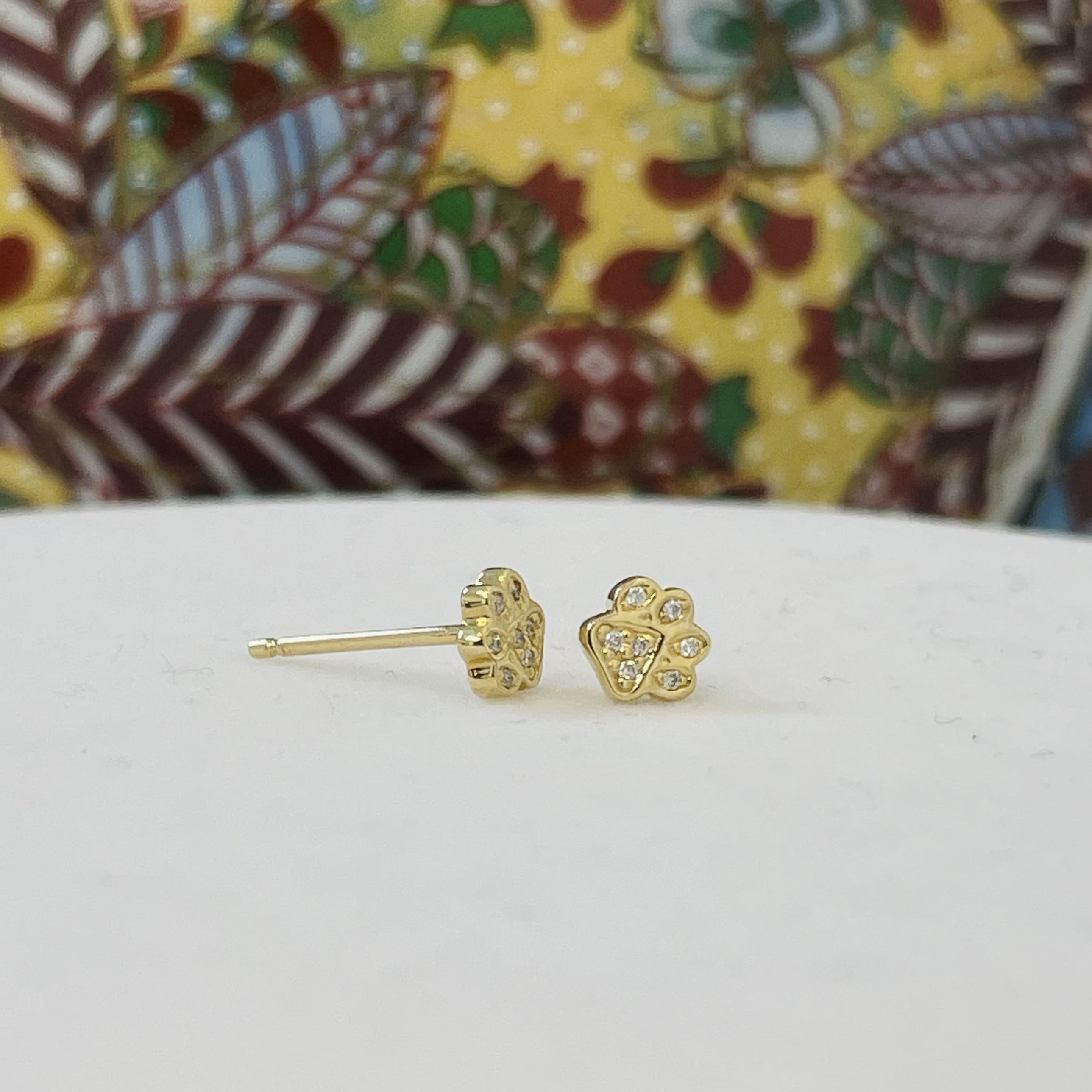 עגילים ״כף אריה״ משובץ יהלומים לבנים טבעיים 0.04 קראט צבע F ניקיון VS-SI זהב 14K צהוב (מגיעים עם סוגרים) מק"ט 741