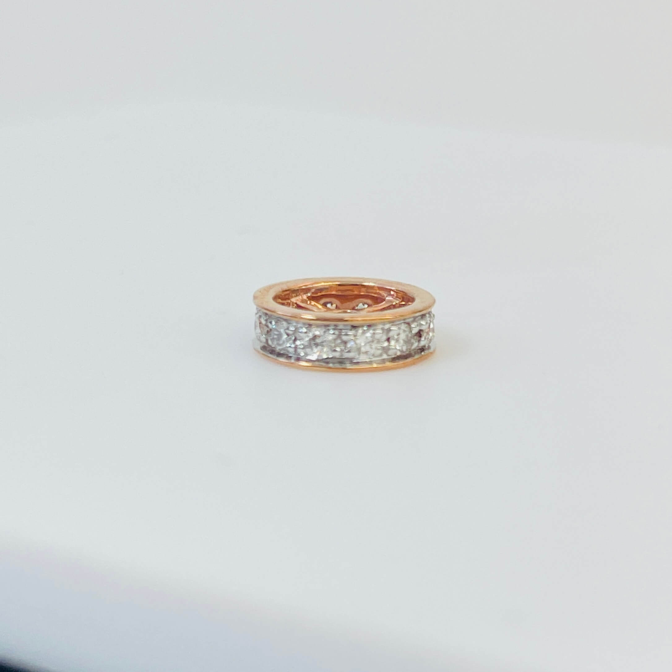 תליון יהלומים טבעיים צורת גליל קטן 0.13 קראט צבע F ניקיון VS-SI זהב 14K רוז גולד מק״ט 657