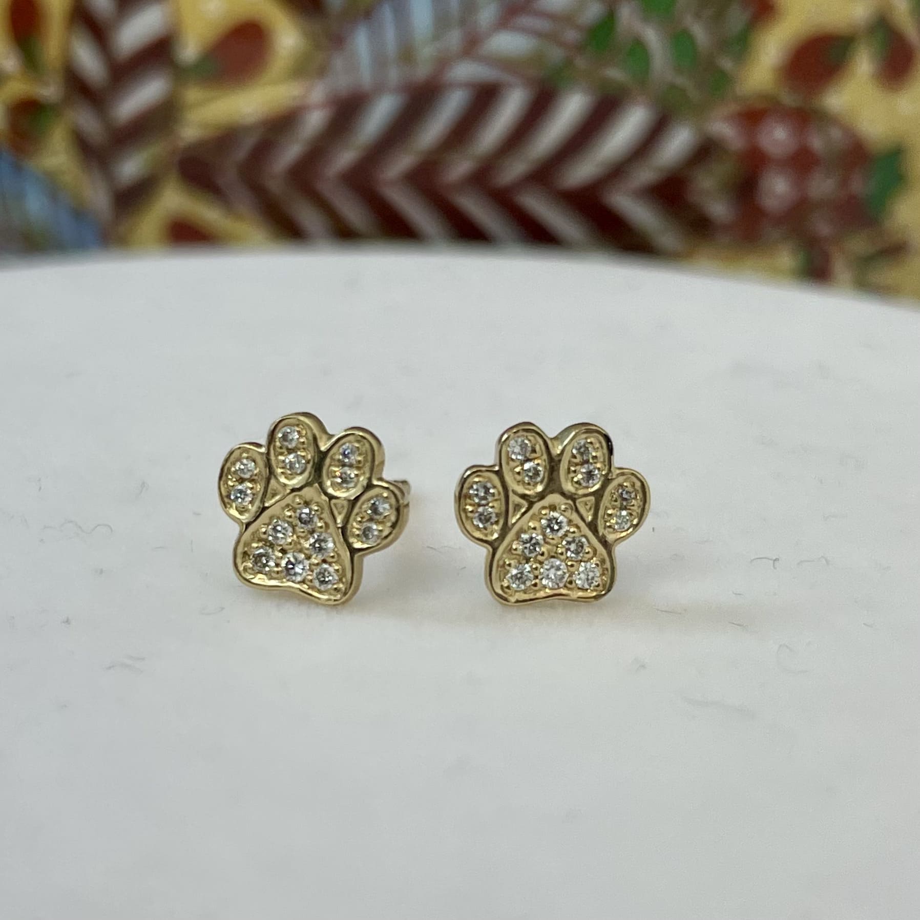 עגילים ״כף אריה״ משובץ יהלומים לבנים טבעיים 0.10 קראט צבע F ניקיון VS-SI זהב 14K צהוב (מגיעים עם סוגרים) מק"ט 767