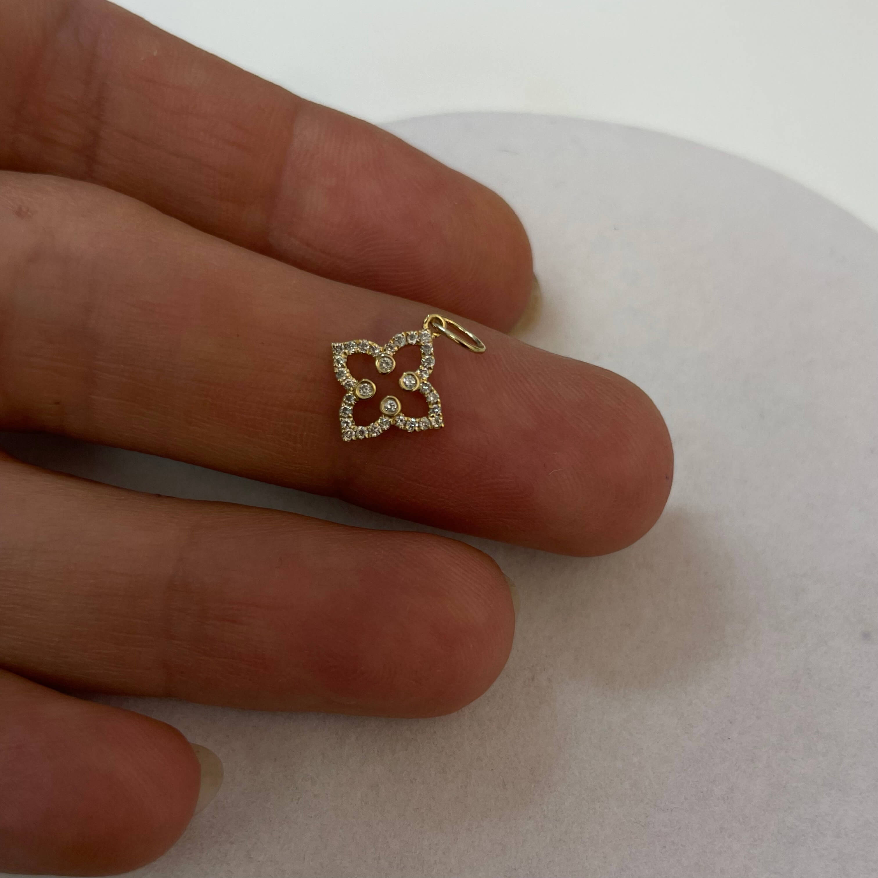 תליון יהלומים טבעיים בצורת פרח 0.10 קראט צבע F ניקיון VS-SI זהב 14K צהוב מק״ט 710