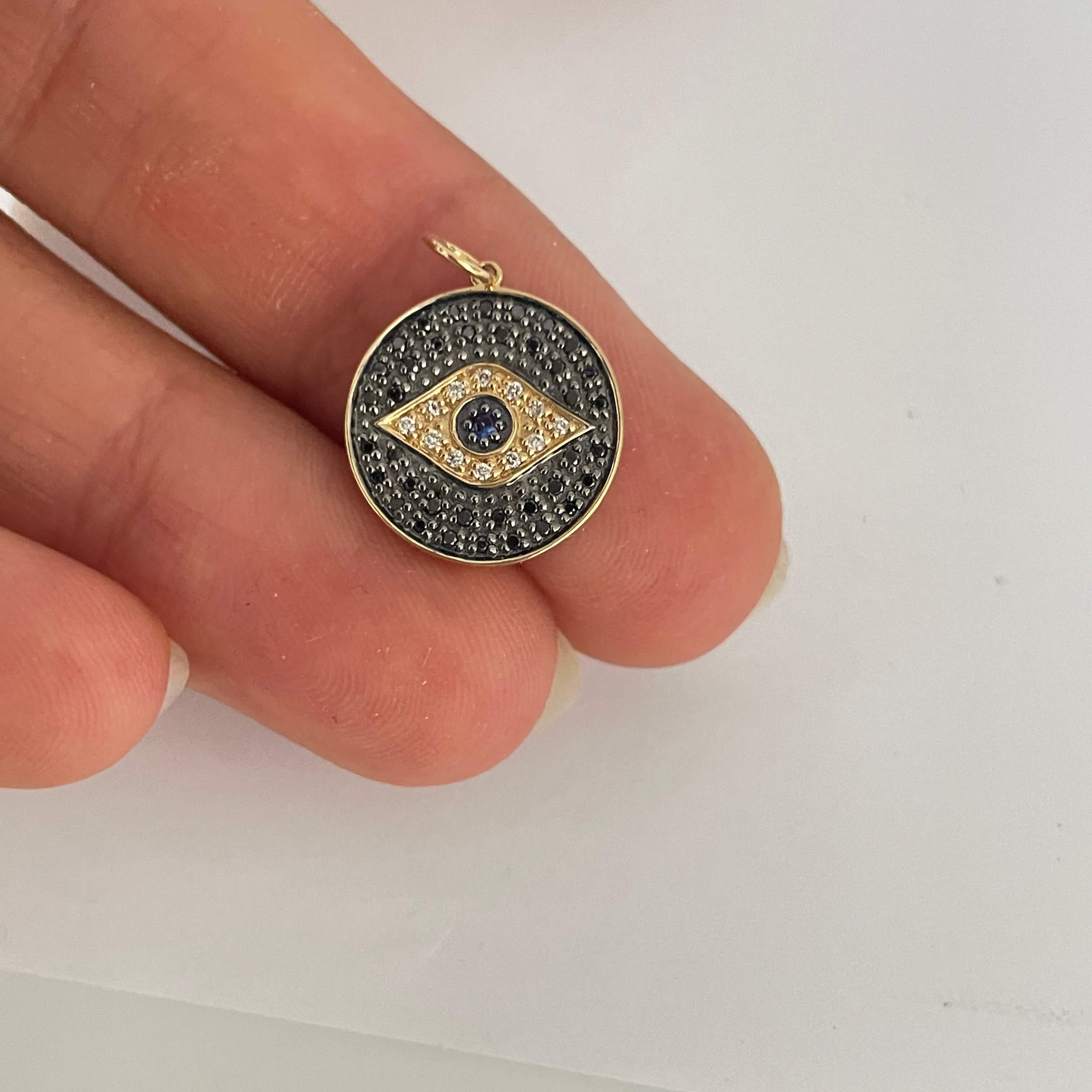 תליון עגול בצורת עין יהלומים ואבן ספיר כחולה טבעיים 0.18 קראט יהלומים צבע F ניקיון VS זהב 14K צהוב מק״ט 636