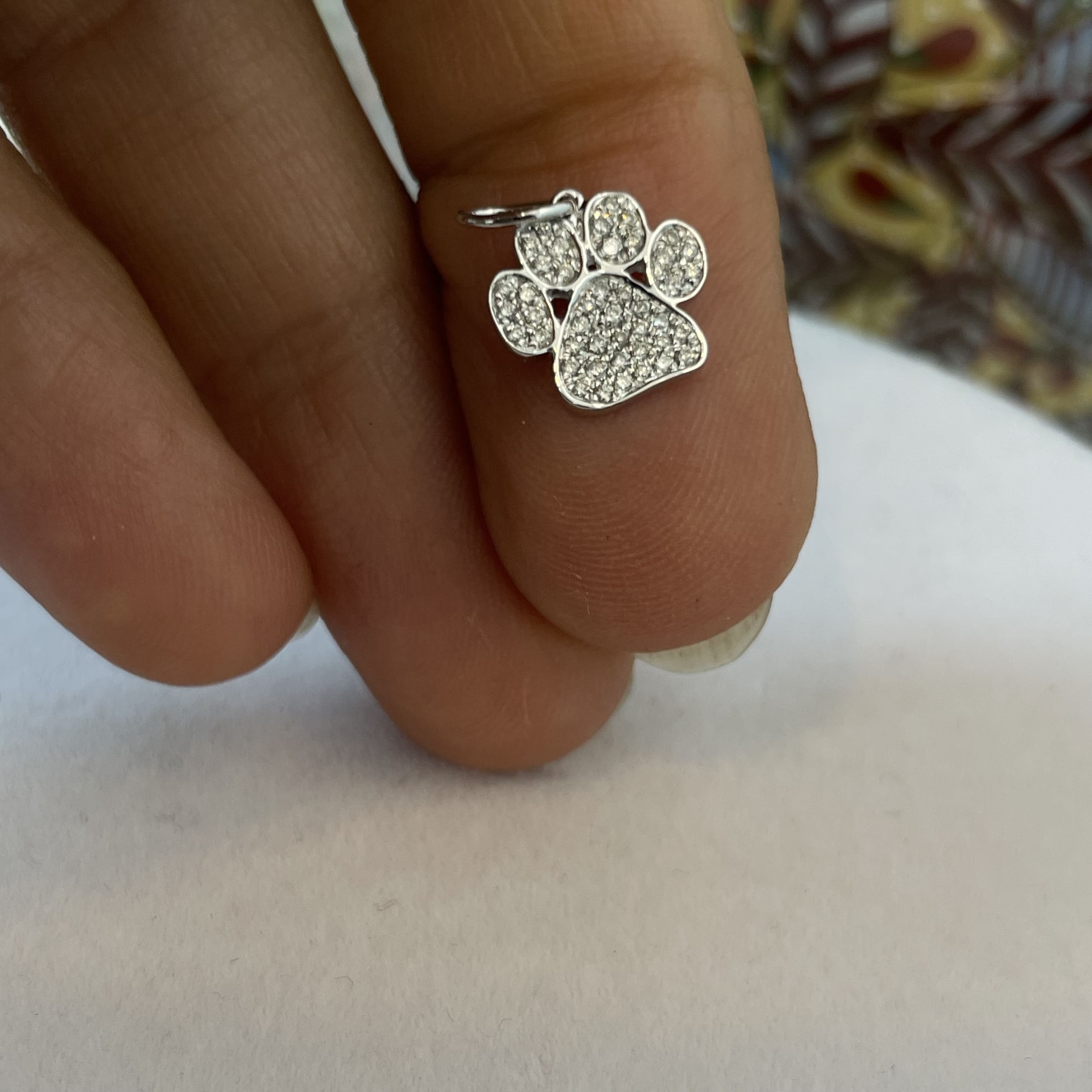 תליון ״כף אריה״ משובץ יהלומים טבעיים 0.13 קראט צבע F ניקיון VS-SI זהב 14K לבן מק"ט 785