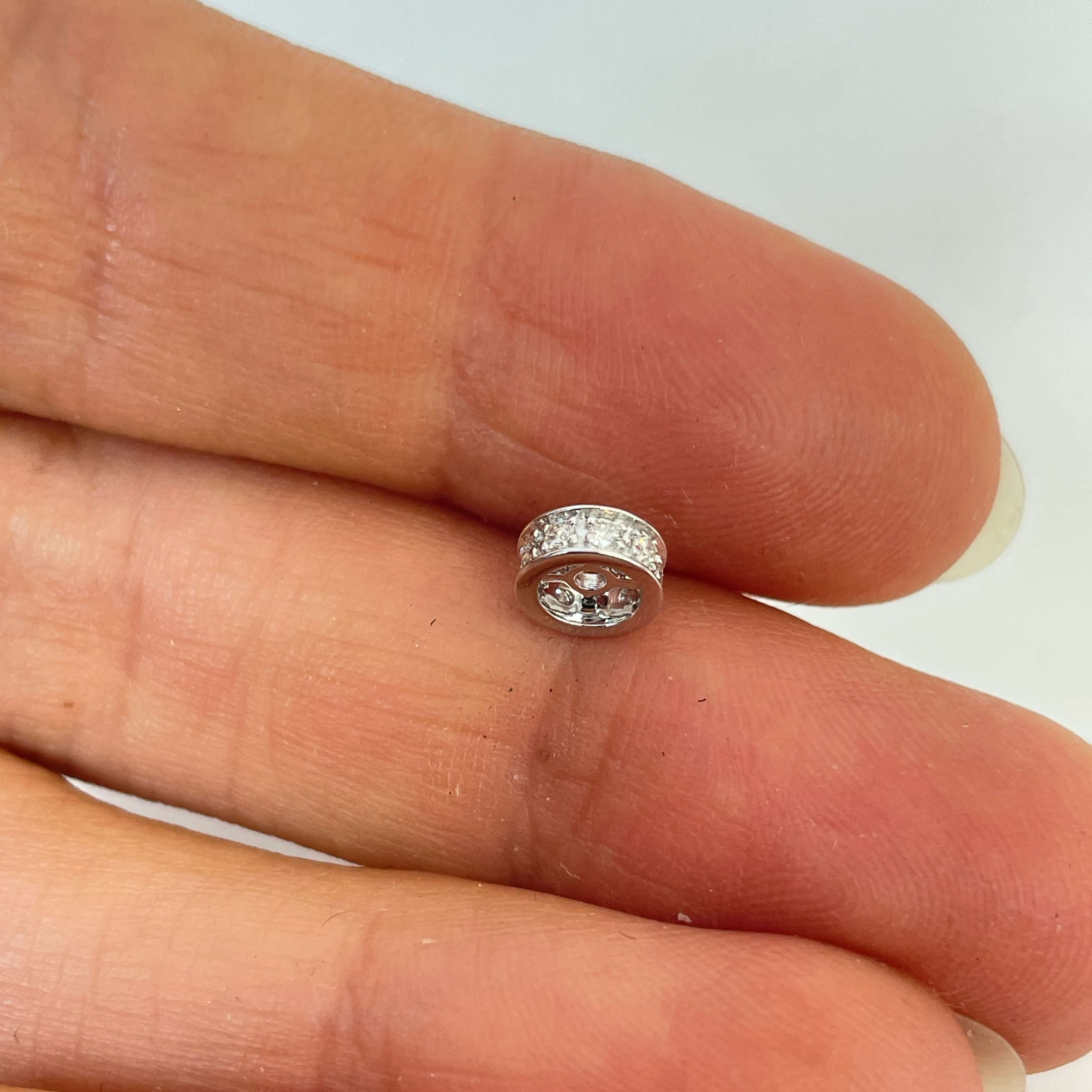 תליון יהלומים טבעיים צורת גליל קטנטן 0.10 קראט צבע F ניקיון VS-SI זהב 14K לבן מק״ט 681