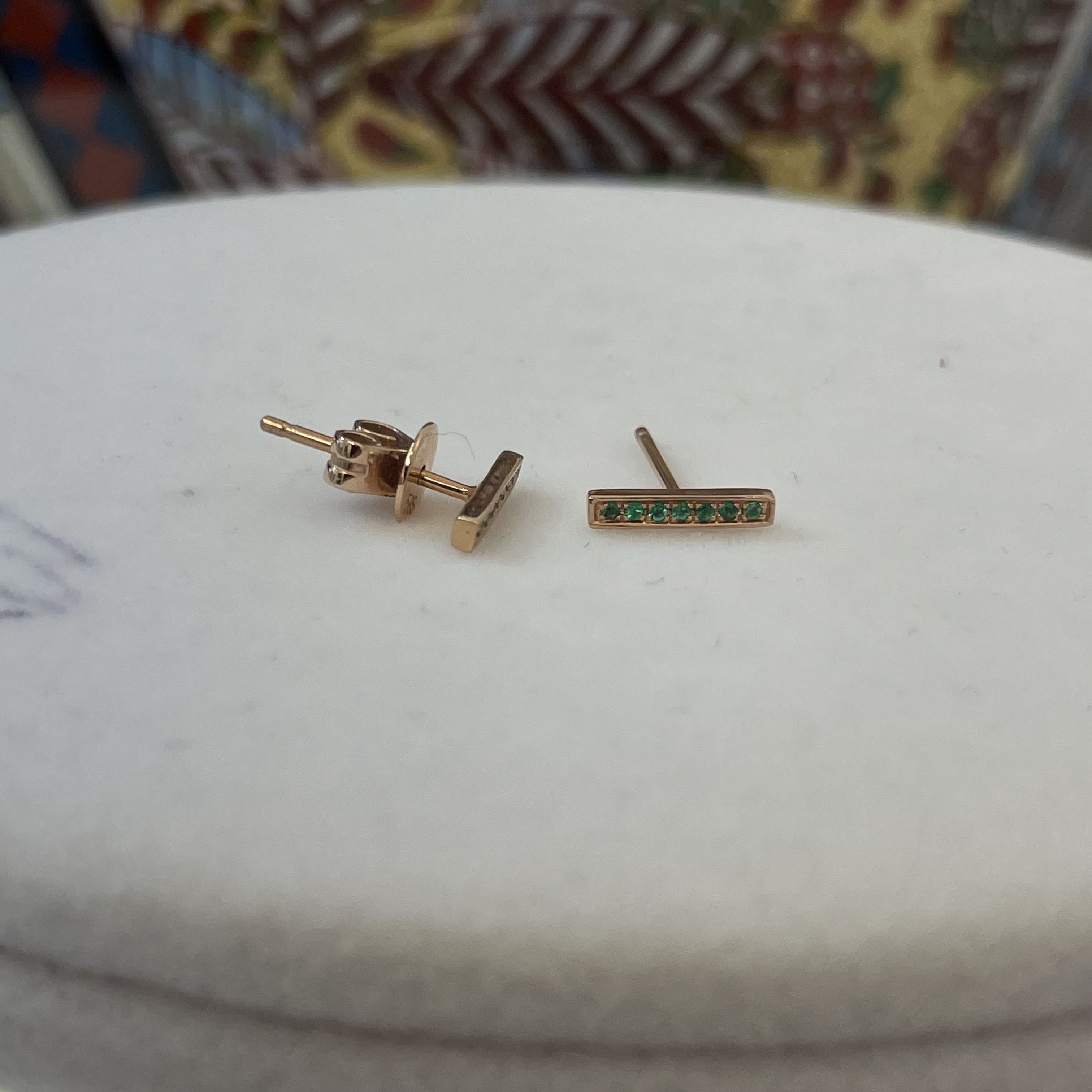 עגילים פס משובצים אבני אמרלדים טבעיים 0.04 קראט זהב 14K רוז גולד (מגיעים עם סוגרים) מק"ט 742