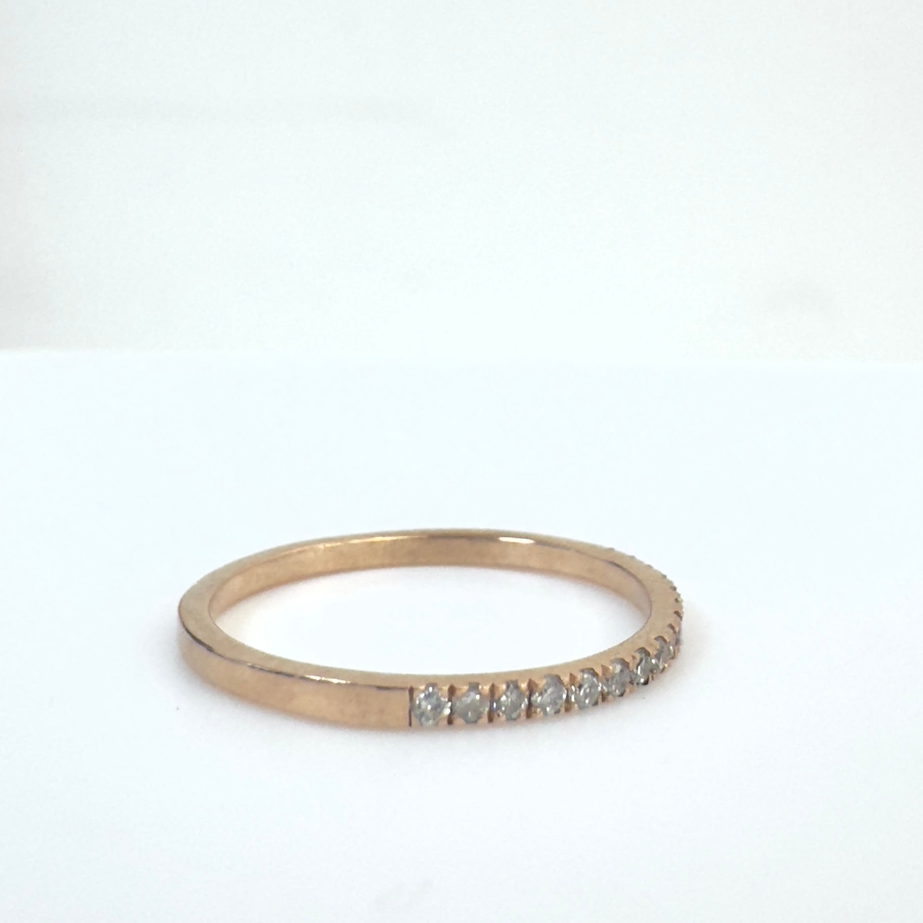 טבעת פס יהלומים טבעיים 0.12 קראט צבע F ניקיון VS זהב 14K רוז גולד מק״ט 808