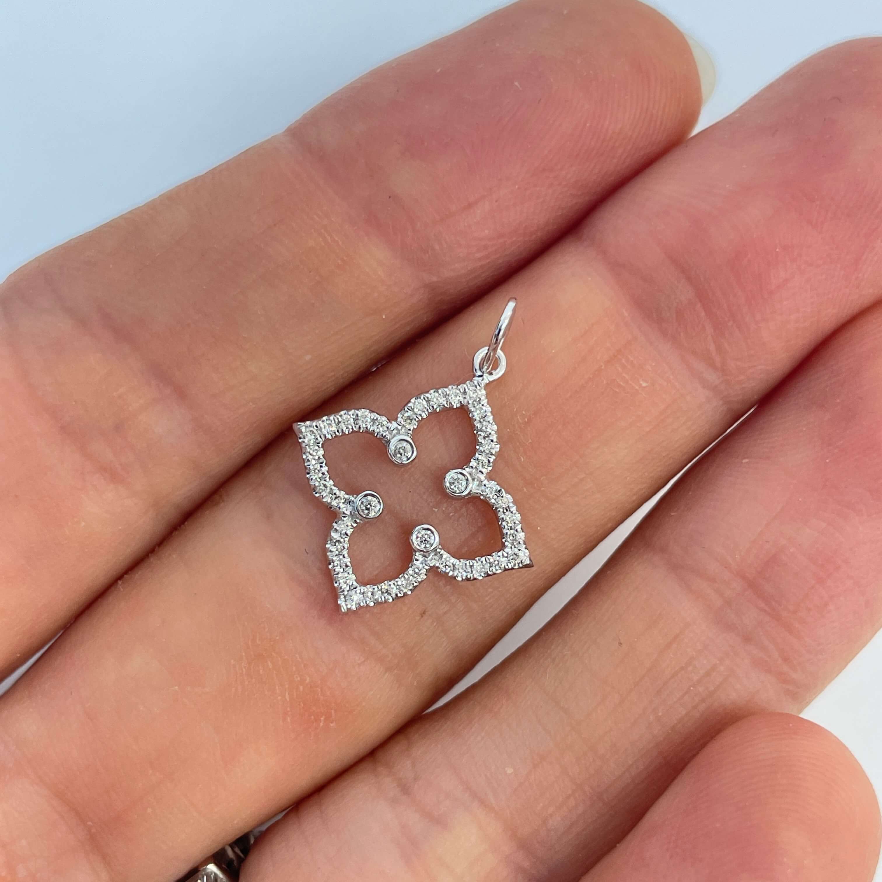 תליון יהלומים טבעיים בצורת פרח 0.11 קראט צבע F ניקיון VS-SI זהב 14K לבן מק״ט 677