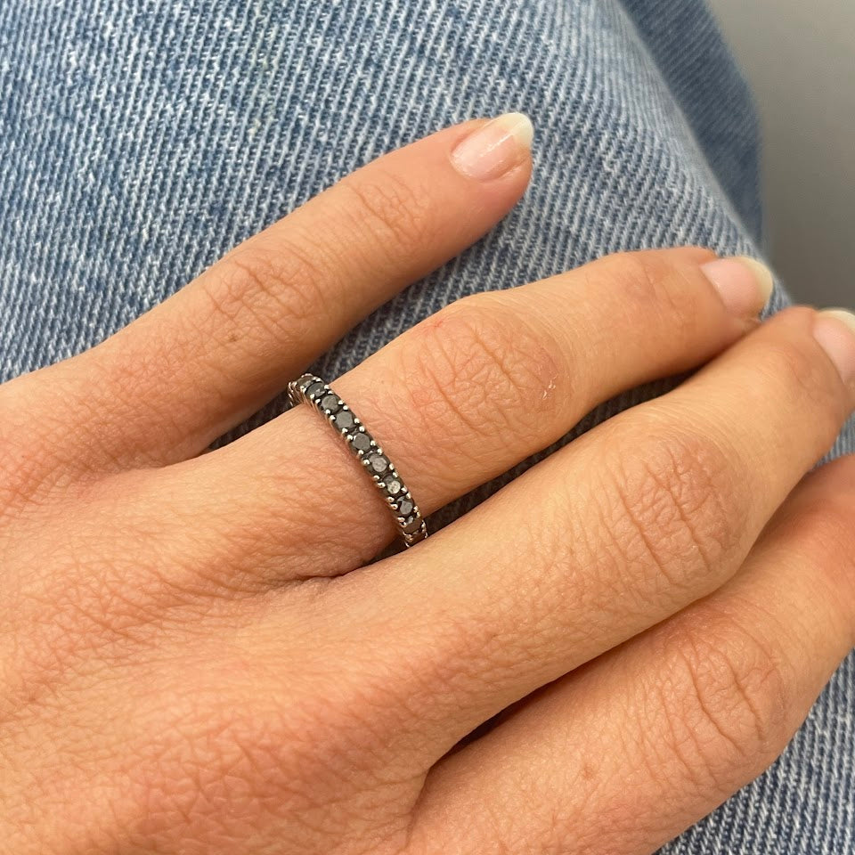 טבעת ETERNITY זהב לבן 14K משובצת יהלומים שחורים טבעיים 1.00 קראט