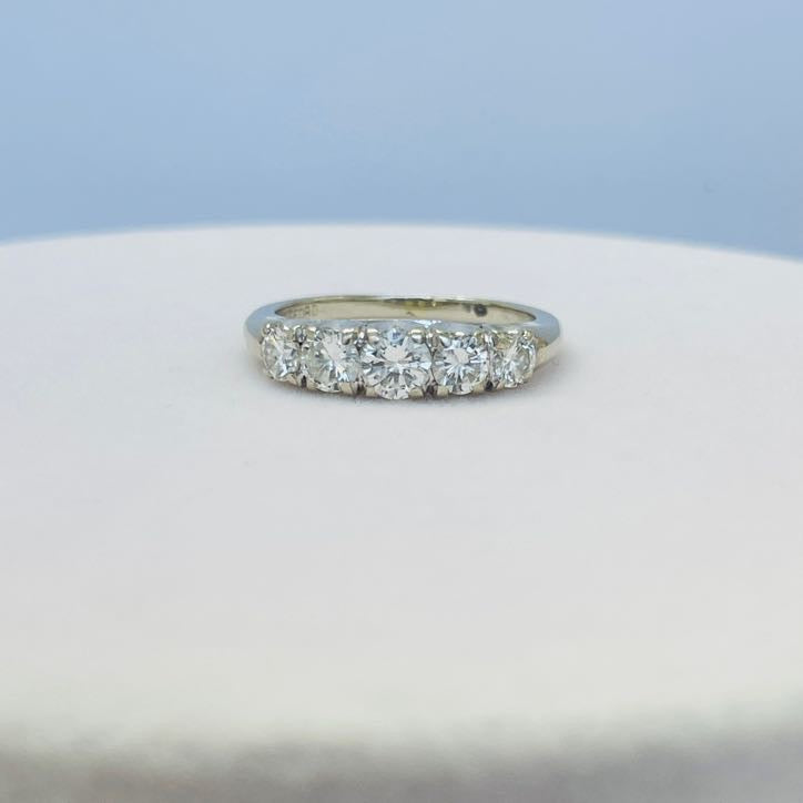 טבעת 5 יהלומים טבעיים מדורגים 1.00 קראט צבע F ניקיון VS זהב 14K לבן מק״ט 569