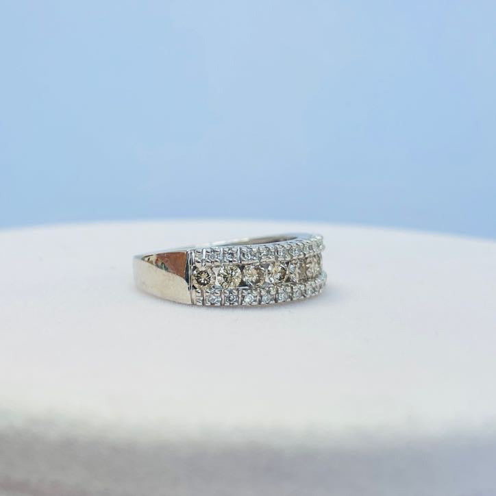 טבעת יהלומים 1.00 קראט חומים ולבנים צבע F ניקיון VS בשיבוץ תעלה זהב 14K לבן מק״ט 564