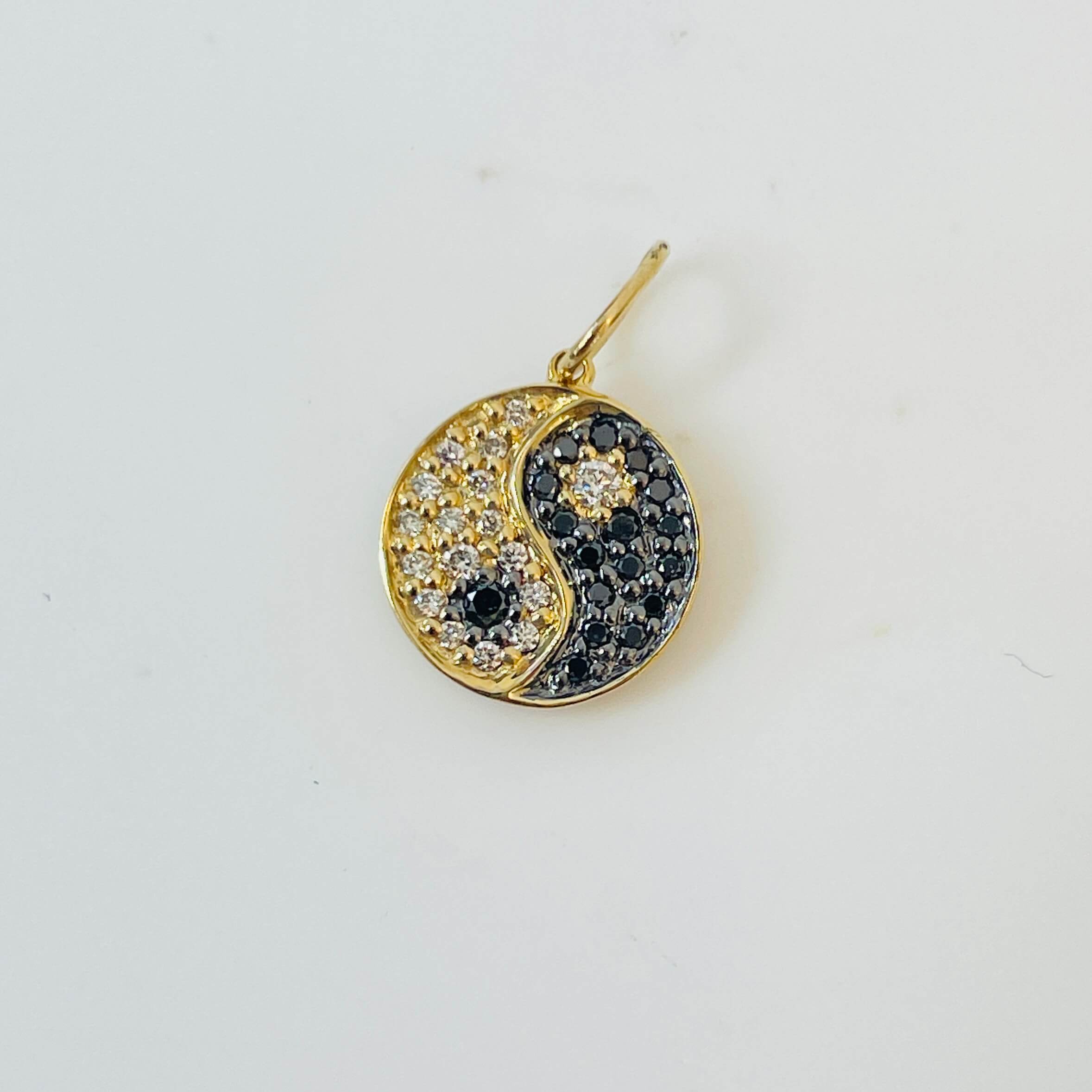 תליון יינג ויאנג 0.15 קראט יהלומים טבעיים שחורים ולבנים צבע F ניקיון VS-SI זהב 14K צהוב מק״ט 655